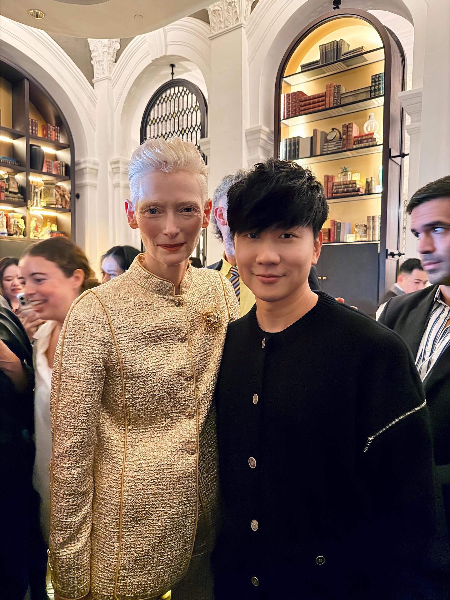 What a night. CHANEL Cruise 2025/26 in Singapore, surrounded by familiar faces and new stories.
There was something quietly powerful about seeing the collection take over the iconic Raffles Hotel in my home city, elegance that doesn’t need to speak loud to be unforgettable.
Makes me want to pack a bag and take flight again.

香奈兒 度假系列大秀昨晚來到新加坡了！
既熟悉又新穎
見到了熟悉的面孔
也認識了新朋友
充斥著優雅、別緻與浪漫的夜晚
看似低調卻令人震撼

是時候打包行李，度假去！

@chanelofficial #CHANELCruise #CHANELShow 

@swinton.tilda @stefsunyanzi @jasminesokko @gemini_nt @beccca @khenghua @shiiiannn @nathanhartono @benjaminkheng 
 
Additional images: @bagaholicboy @bearwithme