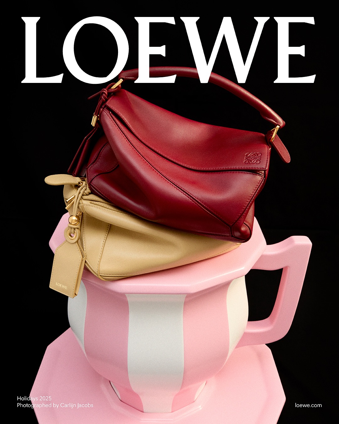 The gift of craft.

New staple leather pieces, decorative baubles and furry friends.

loewe.com