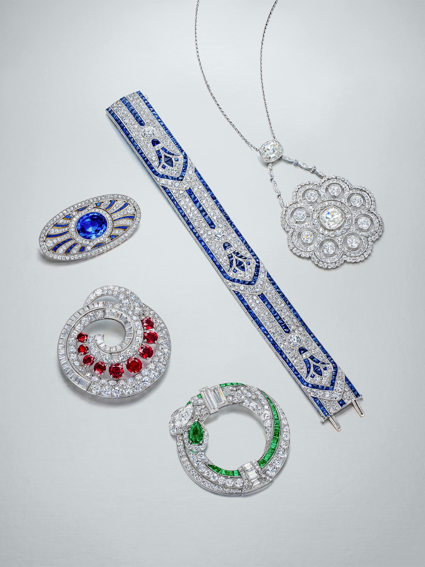 Art Deco design brought a new language to jewelry—one defined by symmetry, structure, and the deliberate use of colour. Rubies, sapphires, and emeralds were chosen not only for their brilliance, but for the way they could shape form and rhythm. Nearly a century later, their beauty remains timeless in its precision.

#worthyofcollection #mandarinoriental #mandarinorientalhongkong #ronaldabram