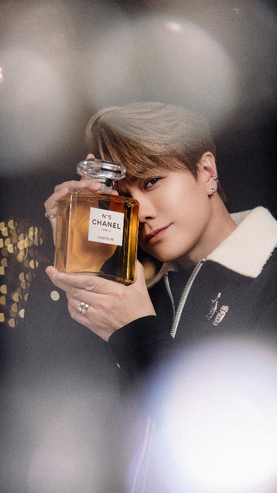 終於！！終於到咗可以親身同大家分享我早前去法國格拉斯 #CHANEL 專屬花田嘅日子了！ 好多謝各位嚟到CHANEL銅鑼灣京華中心的WINTER CONSTELLATION POPUP同我一齊分享我同呢支咁具代表性嘅N°5香水工藝故事，以及喺格拉斯CHANEL花田嘅所見所聞😎

香水對於我嚟講，唔單止係品味同自己個性嘅體現，更加係同音樂一樣嘅情感連結。我記得果日有現場嘅朋友聽完我介紹CHANEL N°5 嘅製作工藝之後, 問我做香水同做音樂似唔似？... 我嘅回答係：絕對係！我覺得製作一支香水；或者講創作一支Iconic而又能夠源遠留長嘅香水, 同創作一首可以傳唱經年嘅音樂作品好相似。CHANEL香水講求創意先行、配方、花材、樽身設計、香氣，每一個步驟都係結合唔同專家、工匠的心血熱情，就好似我哋喺studio入面由靈感、旋律、樂章、到歌詞等等嘅每一個部分，都需要用感覺、經歷去創作, 一首作品嘅成功誕生, 佢融合嘅係背後所有負責創作、製作嘅人嘅心血同專業團隊嘅結合😊

以往都分享過幾次關於我自己對CHANEL N°5嘅熱愛同埋了解, 而今次仲特別帶咗我自己珍藏嘅1930年代同1960年代嘅兩支N°5香水俾大家見面, 一睹呢一支經典而隽永嘅香水係超過大半個世紀以嚟嘅風彩及味道。

現場嘅朋友仲記唔記得我同大家分享每日出門口之前嘅 「CHANEL N°5」香水Shower吖？ 記住喺順時針呀😆 嗰日同你哋握手仲要特登捽我隻手😎 係咪又香又滑到跣手呢😆 畀個貼士你：用CHANEL HANDCREAM 再加上N°5香水加持就可以㗎啦😌

聖誕節又就快到了, 諗緊送乜嘢禮物畀自己或者朋友嘅你, 快啲去京華中心CHANEL夢幻魔法世界搵你夢寐以求嘅CHANEL香水, 正式進入一個迷人而又香噴噴嘅holiday mode啦🥳

地址：銅鑼灣京華中心CHANEL夢幻魔法世界
#CHANELHOLIDAY #CHANELFragrance #N5 #IconicN5 #Timeless