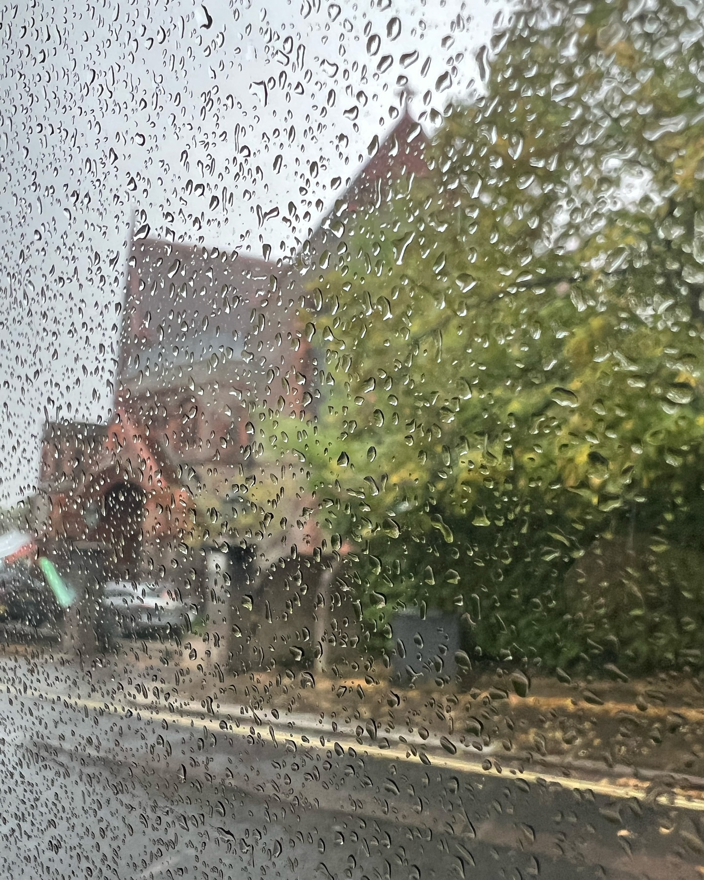 Same city. Different timing, different story. This time, lots of fun and unforgettable.

25年前 一個人在KTV自我安慰
25年後 音樂會人潮散去之後 一個人獨自上台 幻想有人替他伴奏  就這樣一個人表演起來 音樂 觀眾 都是他自己幻想出來的
這個畫面是不是真的太．．．