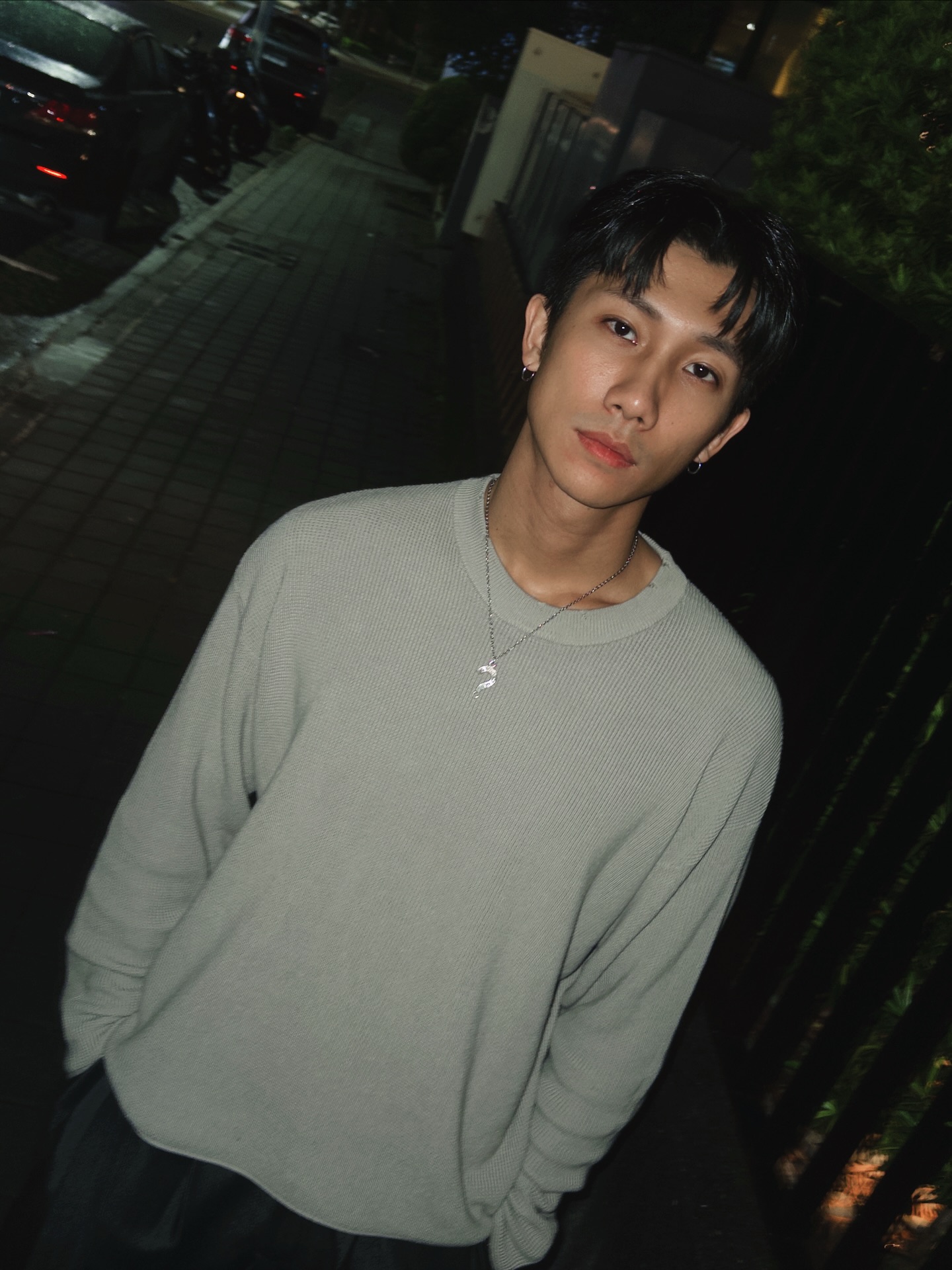 忍住沒跟咪幾合照 但撿了一枝她喜歡的樹枝🌿