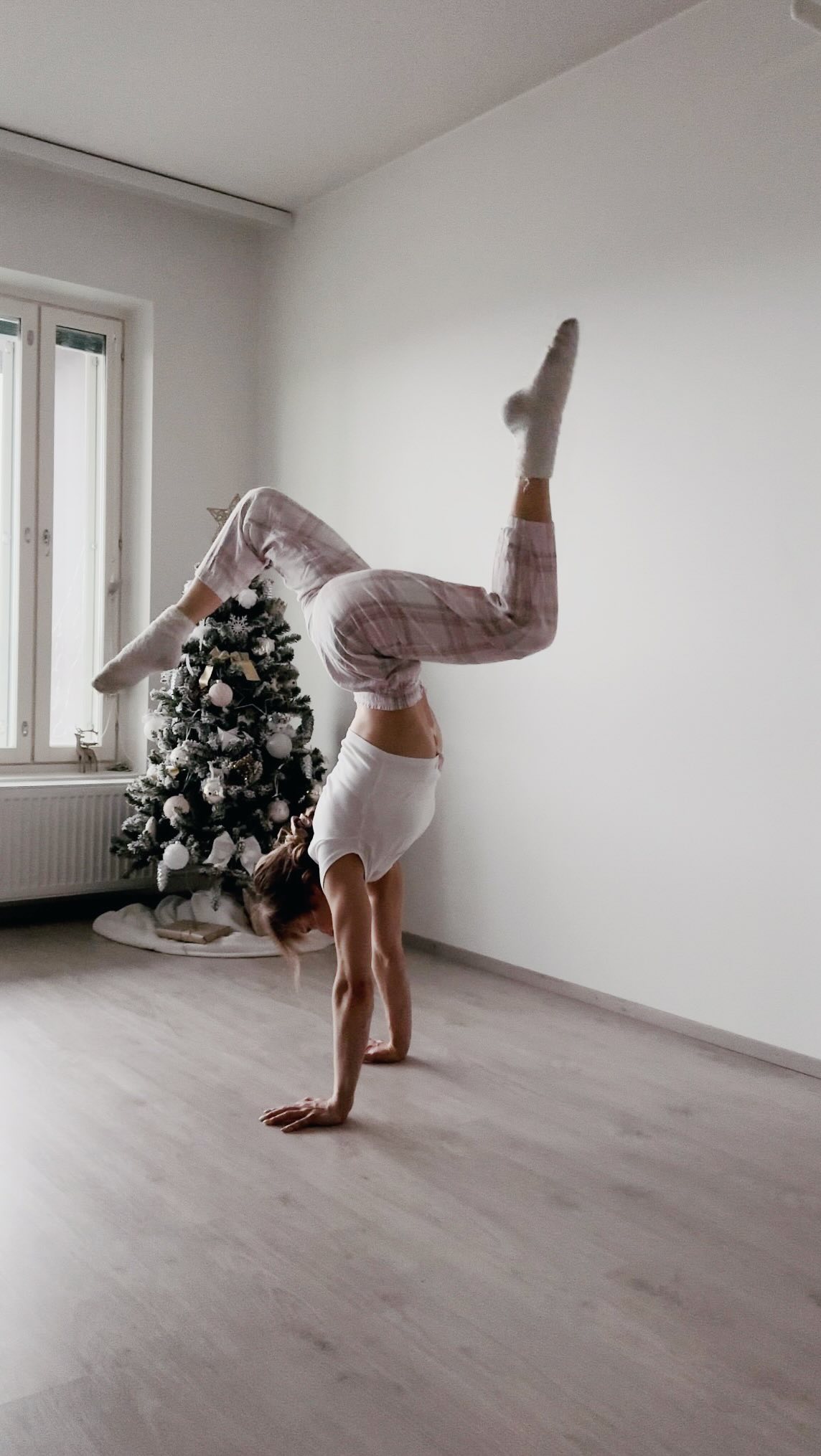 Nala x Fitmas | Festive Mobility Challenge🎁

Get ready for the second Nala x Fitmas challenge! Slip into your favorite PJs and test your mobility with this festive fitness challenge❄️

I’ve created two versions, one for everyone and one for those who want to push themselves a little further💪🏻

Can you complete the full combo? Tag me in your stories and let’s get moving!❤️

New fitmas challenge every Monday until Christmas!🎄

#fitness #workout #workoutmotivation #fitnessmotivation #mobility #challenge #homeworkout #bodyweighttraining #fitnessjourney #fitmas #festive #holidayseason