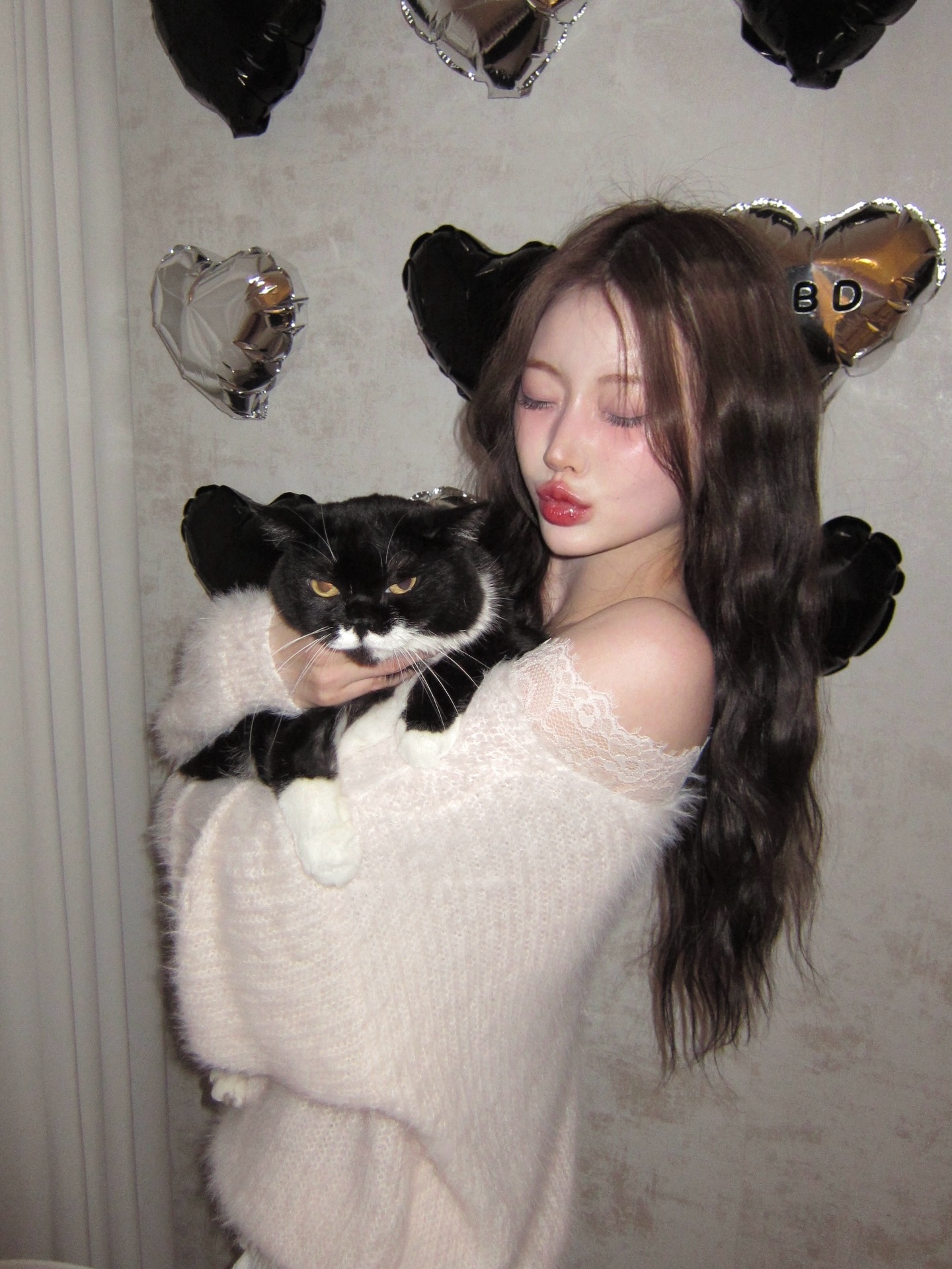 우리집 최고 귀염둥이 로빈이랑🐈‍⬛
같이 보내는 마지막 생일일것 같아서
집에서 보낸 생일 🎂

사진도 잔뜩 남기고...! 
어무니가 손수 만들어준 생일상까지 
하이볼 왕창 마시고 결국 기억을 잃고 잠들었지만 
행복했다 ㅋㅋ🤍

#HBD #생일