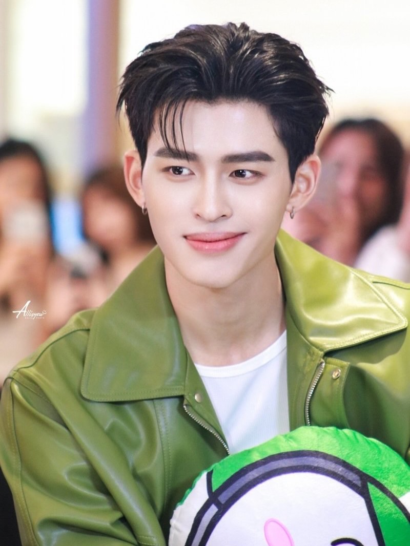 #LinemanถูกสุดทุกวันwithPond 💚 hair by @prieo styling by @isahmael 😜 #ppnaravit #lineman ขอบคุณเจ้าของภาพคะ