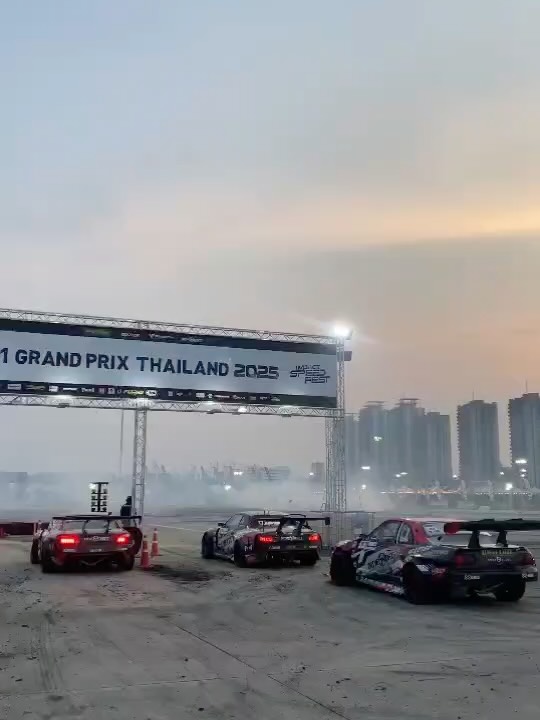 Thank you D1 Grand Prix Thailand 2025 

ขอบคุณงาน D1 Grand Prix 2025 ที่ได้มอบโอกาสให้เป็นนักขับ Taxi Drift ให้งาน และ ขอบคุณ Overdrive Drift team ที่ได้มอบประสบการณ์อันล้ำค่าครั้งนี้ วงการ Drift รถไม่ใช่แค่การแข่งขันหรือบุคคลที่ชื่นชอบรถอย่างเดียว แต่เป็นสังคมที่เปิดรับและมอบโอกาสให้ทุกคนได้มีส่วนร่วมและมอบความสุขให้กับทุกคนในงาน บรรยากาศในงานสนุกสนานและเสียงเชียร์ให้กับนักแข่งทุกคน ส่วนตัวผมเองก็จะพยายามซ้อมและพัฒนาตัวเองให้เข้าไปร่วมสนุกกับนักแข่งทุกคนในอนาคตนะครับ ✨ #D1GPThailand2025 #IMPACTSpeedFest2025 ##D1Thailand #D1GPThailand