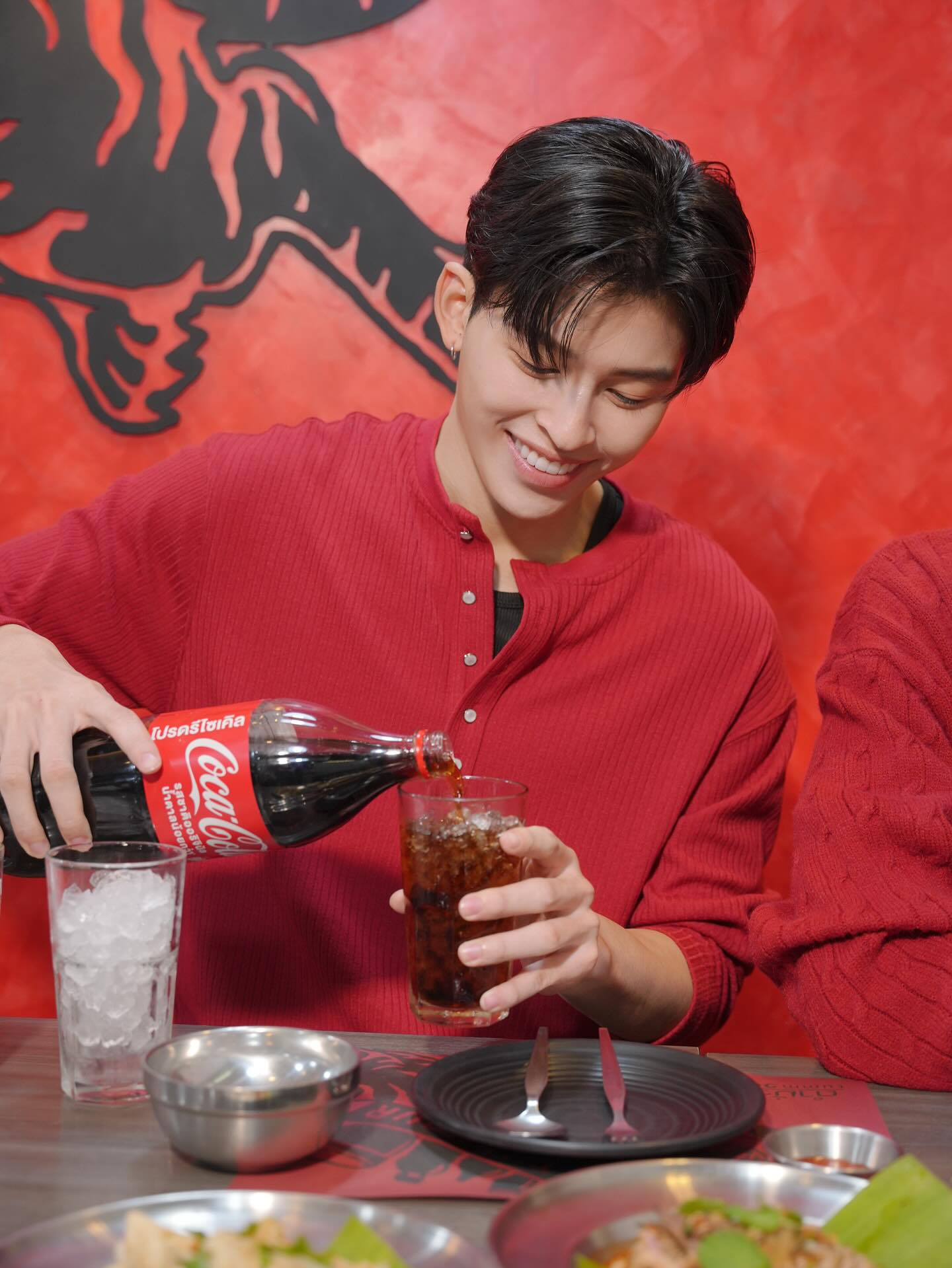 ส้มตำมื้อนี้ มีโค้กลิตร ทำให้แซ่บหลาย!!
กินกับเพื่อนๆ อร่อยและคุ้มสุดๆ คร้าบบ 
#โค้กลิตรสุดคุ้ม #ThanksCoke