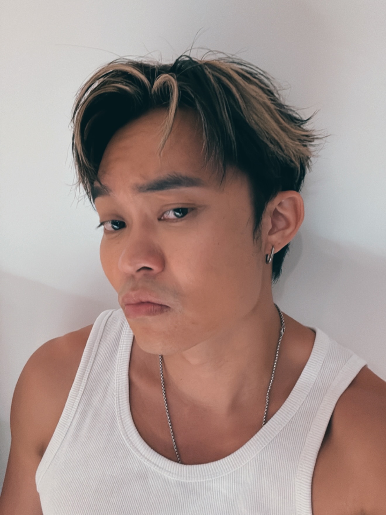 今天在拍攝中，收到一個消息。
《傷膝青年》叱咤樂壇專業推介第一位，開心高興，也有一點不懂反應。
作為鋼鐵直男嘅我，本身想簡單一句「感謝」作罷，但腦袋卻有不少聲音。
好吧！！

感謝經理人團隊，這一年，唱歌事業上有時會感到些挫折、迷惘，當我想放棄嘅時候，佢哋冇放棄過我，反而比我更相信自己。我會繼續相信你哋相信我，一同創造吧！
@triplesartistemanagement @onecoolmusic 

感謝幕後製作團隊，我“估”你哋都係抱住一個信念，「做咗先啦」冇考慮任何結果嘅情況，陪我經歷今次「傷膝」，失去左啲腦力，失去咗啲時間。希望你哋enjoy 個過程啦~~
@terrychui22 @ntl.fung @lambo_jsl 

感謝903，感謝你哋喺大氣電波比聽眾聽到演員以外嘅胡子彤，嘗試比佢哋喺另一個角度認識我，從而成就咗我目標嘅一少步！
@cr881903 

「一」呢個數字，不論係讀書成績同做運動，從小到大都好似同我沒有什麼關係。
長大後，慢慢發覺，原來只要做好「一」件事，就可以「一」步「一」步走得更遠，唔知道之後會見到啲咩風景呢？

#值得記錄「一」下