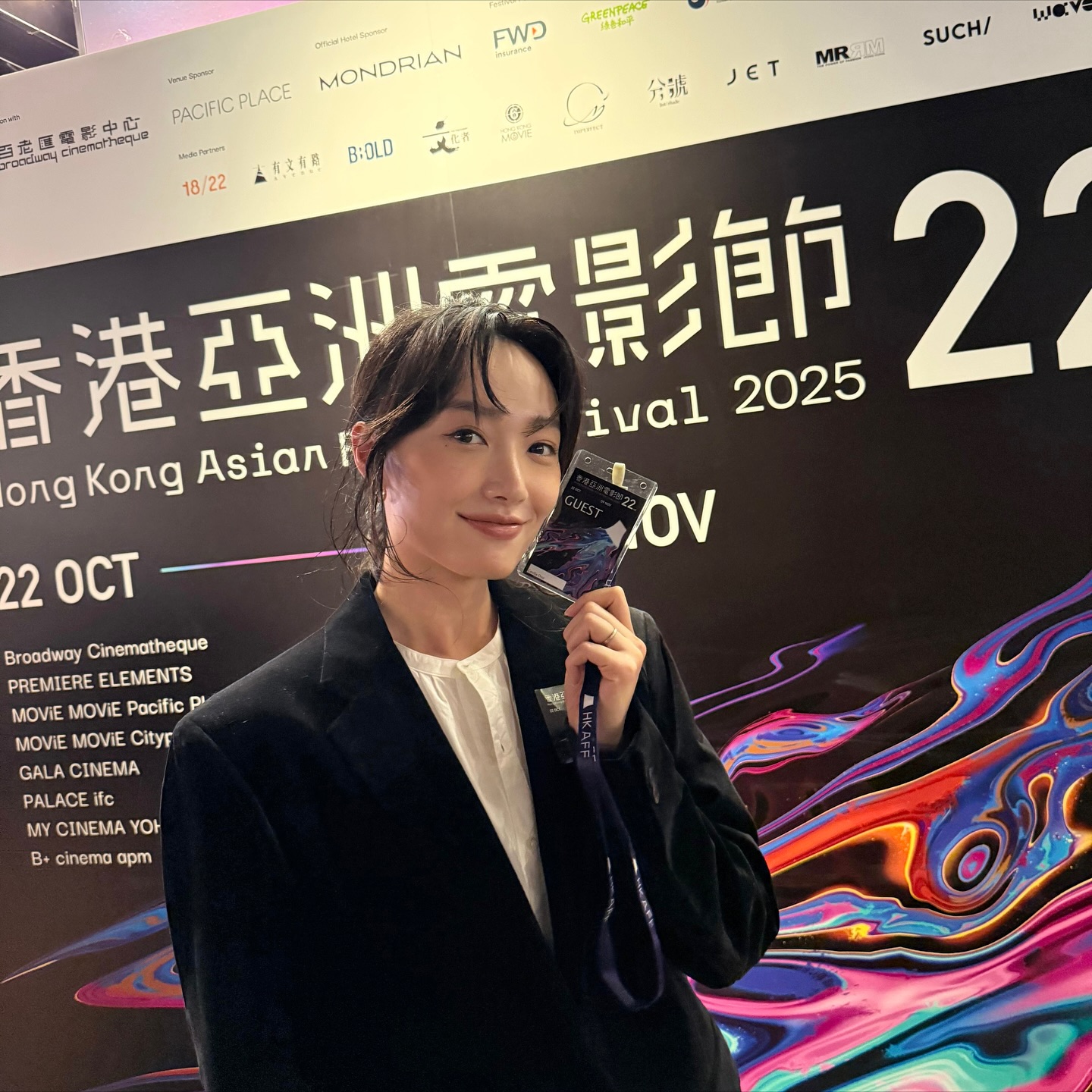 多謝香港亞洲電影節！！！ @bc.hkaff 
作為電影節評審新丁，非常榮幸可以向另外兩位評審SungMoon、佐龍——出色的電影工作者學習💖🥺
今次馬拉松式欣賞到八部來自亞洲各地新導演作品。
雖然有啲攰，但都好享受呢個過程。好玩！

最後恭喜《翠湖》導演卞灼獲年度「亞洲新導演獎」。
我想講，我睇呢套戲喊咗兩次。
一次喺套戲尾聲，一次喺套戲完～晒～之～後～😀

🖤 @prada