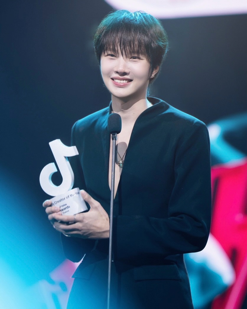 Thank you @tiktokthailandofficial Awards 2025 for this Celebrity Creator of the Year 🏆✨and Thank you to all my fans and every fandom for 45m votes. It truly means so much to me🥹🫶🏻we made it!

Special thanks @chaumetofficial #Chaumet