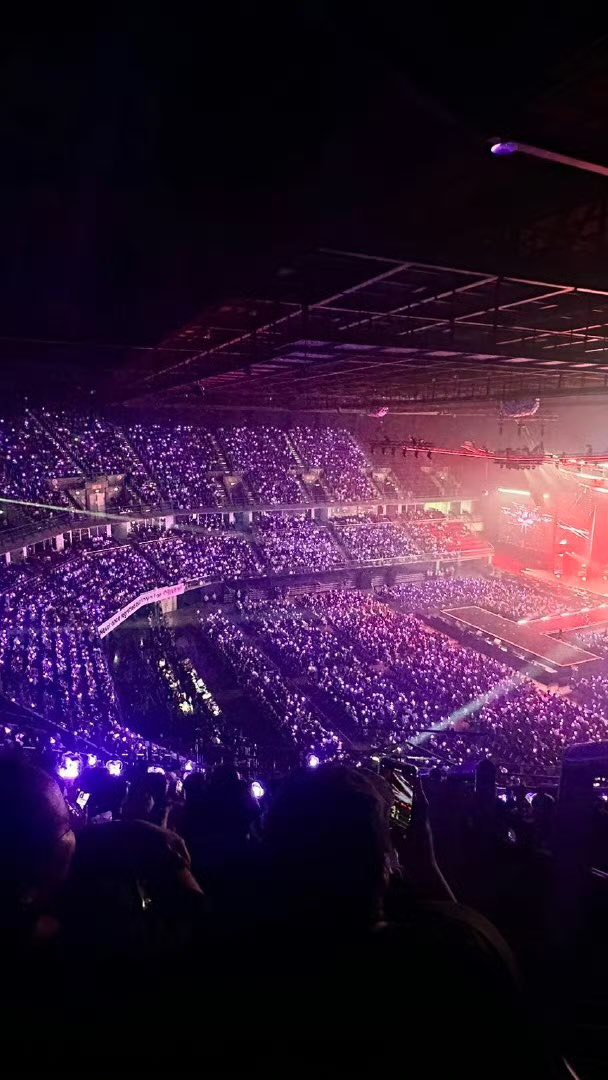 ตั้งแต่วันแรกจนถึงวันนี้หลิงออมก็ยังเป็นคนดีคนเดิมของทุกๆคน ไม่แปลกใจเลยที่มีคนรักน้องมากมายขนาดนี้ และเชื่อว่าจะมีคนรักมากขึ้นเรื่อยๆไปอีกนานๆ…พี่หลิง และน้องออมเก่งมากกก ก้าวไปอีกStepแล้ว ผ่านอะไรกันมาเยอะเลย So proud of you น้า💜😭 #สตอเบอรี่มรกตหยุดแล้วโพสโพสแล้วหยุด @linglingkwong @orm.kornnaphat