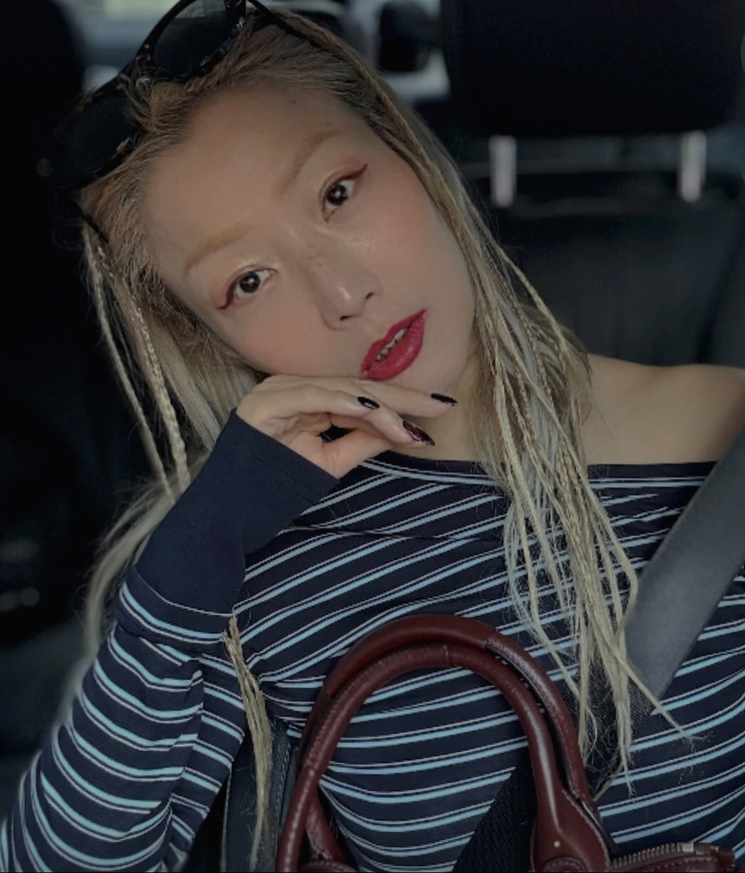 🤎🤎🤎🤎
這個妝容，自己化的。外出時的妝容只能靠自己。家裏的化妝品永遠都不嫌多。👻