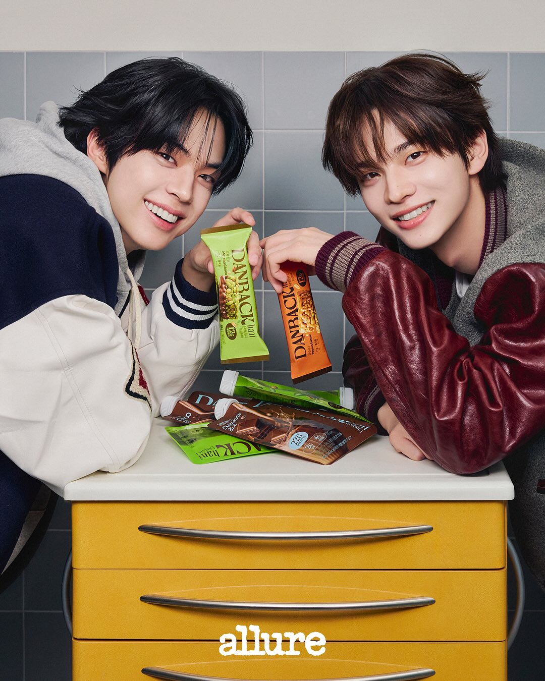 #제작지원 #Allure_DigitalEdition
하루를 단백하게 채우는 TWS의 루틴✨ 신유 & 도훈의 픽은 NEW  단백하니 말차와 피넛버터입니다. 오늘의 기분에 맞춰 선택하는 다양한 맛과 제품! <얼루어 코리아> 디지털 에디션에서 단백하니 바와 쉐이크 전라인을 만나보세요💛

▫️앞으로 공개될 TWS with 단백하니의 다양한 콘텐츠는 얼루어 디지털 채널을 통해 만날 수 있습니다.

EDITORㅣ하윤진, 주미리
DESIGNER l 임정은
PHOTOㅣ장정우
STYLISTㅣ안소현
HAIRㅣ미래(오드샵)
MAKEUPㅣ이현희
SETㅣ김소정
ASSISTANT l 차민서, 한지윤

@tws_pledis @danback_hani  #단백하니 #TWS_단백하니 #단백질바 #단백질쉐이크#올영추천템