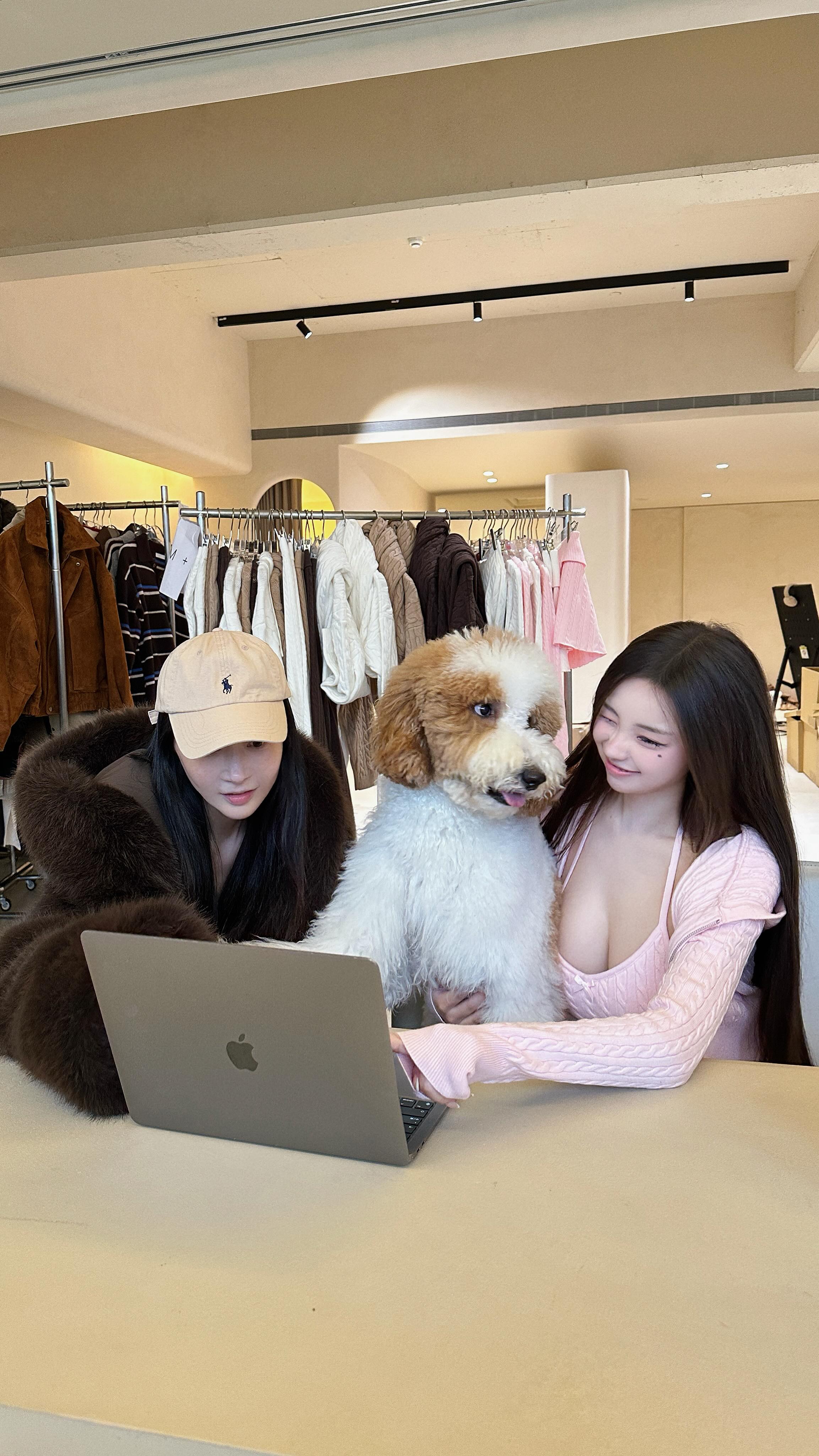 就是明天了！聯名全系列限量售完不補
辣妹們冬天有衣服穿啦
留言告訴我們更喜歡白色還是粉色☃️🎀🎄