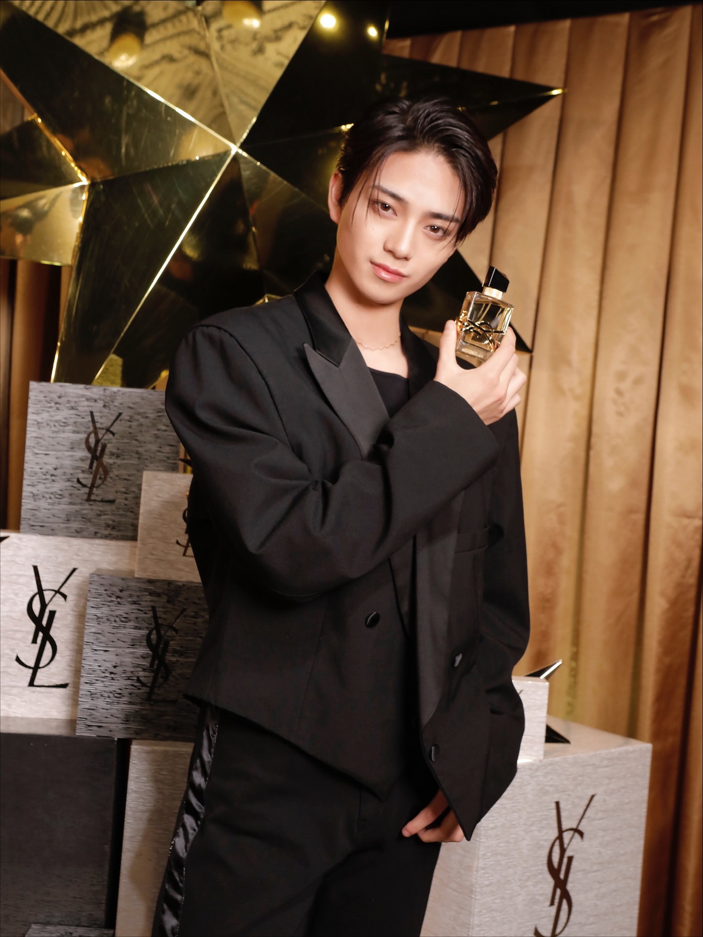 Let's get lit,moving on up⬆️🔥

This year, I chose Libreaudepalfam.
YSL's holiday collection has such a wonderful atmosphere...
The scent and the space in front of me were all refined.
This fragrance is a gentle and corey scent that combines the softness of orange blossom with the refreshingness of lavender.
The shiny gold has a unique speciality and sophisticated design. I think it's the kind of perfume that gently pushes someone on the back.
It's a fragrance that can be given regardless of gender, so it's recommended as a wide range of gifts.
 
The limited wrapping is also exciting until the moment you open it.
"This winter, try to deliver ""scent memories"" to your loved ones."

誰かを想って選ぶ時間って、ホリデーらしくて好きです。
 
今年、自分が選んだのは「リブレ オーデパルファム」。
YSLのホリデーコレクション、すごく素敵な雰囲気で…
香りも、目の前の空間も、全部が洗練されていました。
 
このフレグランスは、オレンジブロッサムのやわらかさと、ラベンダーの爽やかさがひとつになった優しくて芯のある香り。
 
輝きを宿したゴールドの、他にはない特別感と洗練されたデザイン。誰かの背中をそっと押してくれるような…そんな香水だと思います。
性別を問わず贈れる香りだから、幅広くギフトにおすすめ。
 
限定のラッピングも、開ける瞬間までワクワクする。
今年の冬、大切な人に“香りの記憶”を届けてみてください。

@ysl 
@yslbeauty 

#ysl
#yslbeauty 
#イヴサンローラン 
#フレグランス 
#YSLリブレ 
#YSLノエル
#PR