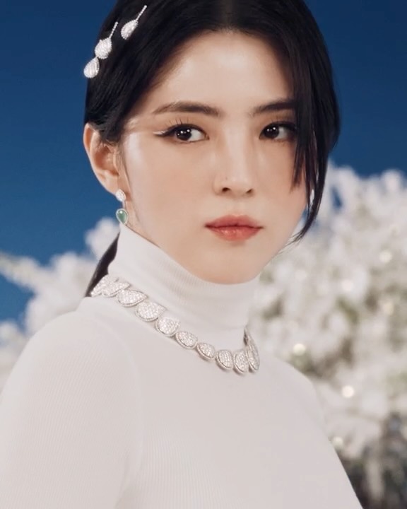 #광고 예상치 못한 곳에서 피어나는 또 다른 경이로움.

이번 시즌, 부쉐론(@Boucheron)은 우리를 자연이라는 거대한 놀이터로 초대합니다. 탐험할 용기를 지닌 이들에게 자연은 매 순간 새로운 빛과 감정을 선물하죠. 앰버서더 한소희, 데이지 에드가-존스, 딜란 데니즈는 각자 자신만의 세계 속에서 계절이 건네는 마법 같은 찰나를 마주합니다.

서리가 내려앉은 겨울의 정원부터 황금빛으로 물든 사막까지, 메종의 아이코닉 컬렉션 콰트로(Quatre), 쎄뻥 보헴(Serpent Bohème), 플륌 드 펑(Plume de Paon)이 예상치 못한 공간 속에서 새로운 형태로 빛나며 이 겨울을 한층 더 찬란하게 물들입니다.

그중에서도 한소희(@xeesoxee)는 이번 캠페인을 통해 부쉐론의 시그니처 컬렉션인 쎄뻥 보헴과 콰트로를 자신만의 스타일로 재해석해 강렬하면서도 세련된, 오직 그녀만의 독보적인 분위기를 완성했습니다.

Editor I 박재만

@boucheron #Boucheron #BoucheronHoliday #WinterWonderland