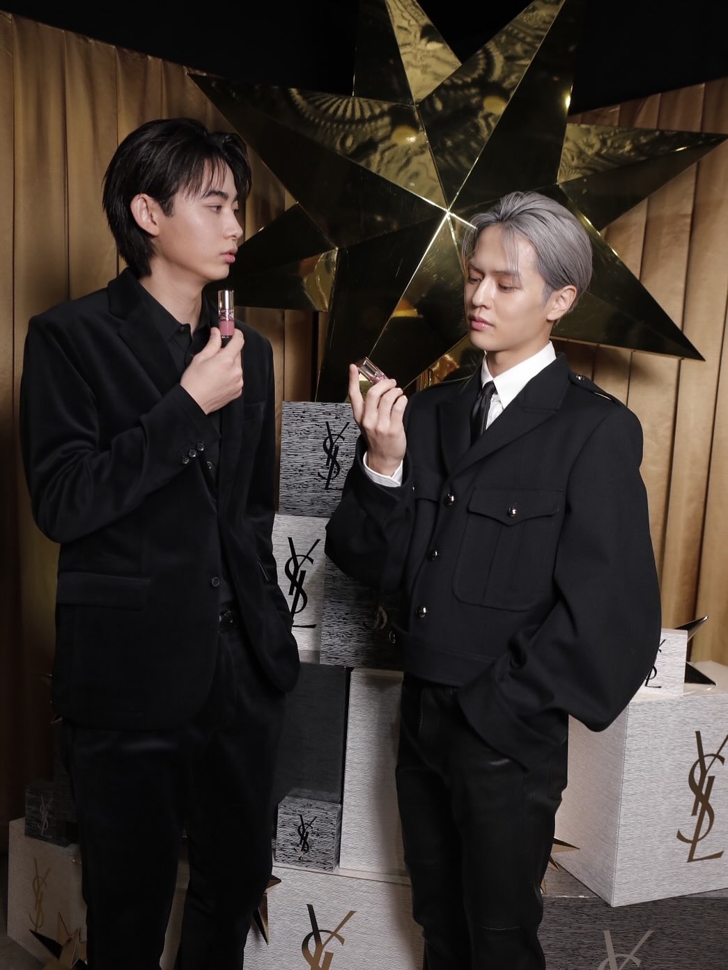 YSL ラブシャイン グロスプランパー#44は、肌なじみの良い人気色で、プランパーは部分ごとに重ね付けしても愛らしい、贈り物にぴったりの色です。

この時期だけの限定ラッピングで、ギフティングモーメントをより特別にしてくれると思います( ¨̮ )
是非合わせてチェックして見て下さい。

@yslbeauty
#PR #yslbeauty #イヴサンローラン #メイクアップ #YSLノエル #YSLラブシャイン