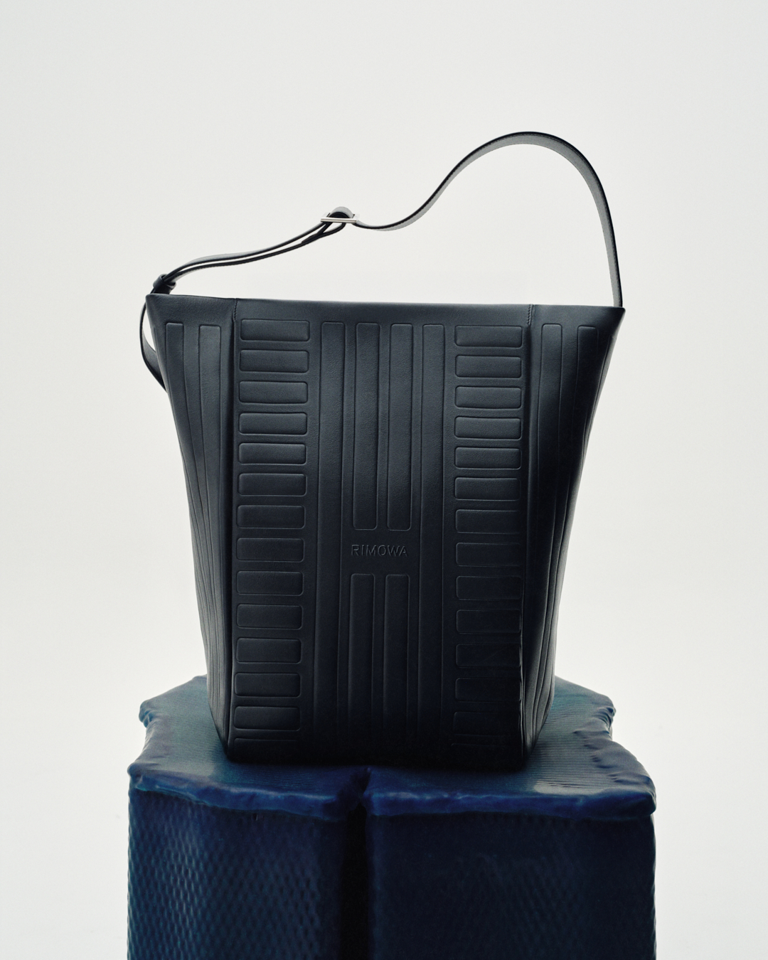 Redefining the RIMOWA signature. 

A new milestone in RIMOWA’s journey, the Groove collection reinterprets its emblematic design codes in leather bags. 

From the versatile Shopping Bag to the functional Sliding Hobo Bag, the line is crafted for every attitude.

Discover these daily companions at the link in bio. 

Stool by LS GOMMA.
Armchair by Gaetano Pesce courtesy of downtown+.

#RIMOWA #RIMOWAGroove