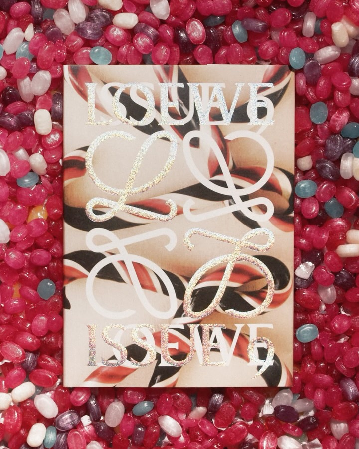 LOEWE ISSUE 9.

The new issue of the LOEWE magazine celebrates the holiday season through craft, imagination and collaboration. We dive into the feline worlds of British artist Louis Wain that inspire pieces in the LOEWE Spring Summer 2026 precollection, take a trip up into the early morning sunrise in the LOEWE hot air balloon, step into a candy cane atelier, talk over tapas with Ambika Mod, and discover Ayo Edebiri’s secret craft.

Available in select stores 13 November.