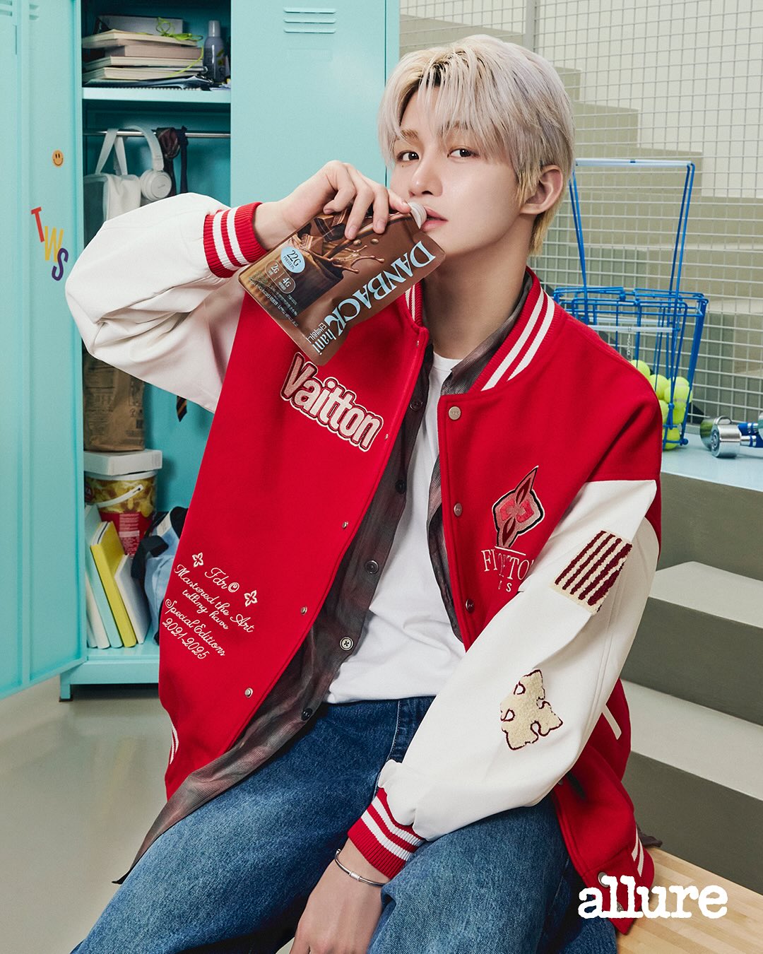 #제작지원 #Allure_DigitalEdition
TWS 의 에너지 비결은 바로 단백하니! 일상에서 또는 무대에 오르기 전 빠르게 에너지 충전이 필요할 때 단백하니와 함께하죠. 영재 & 지훈의 선택은 초코와 말차 쉐이크💚🍫맛있고 부담 없는 단백질 루틴을 지금 바로 만나보세요!

▫️앞으로 공개될 TWS with 단백하니의 다양한 콘텐츠는 얼루어 디지털 채널을 통해 만날 수 있습니다.

EDITORㅣ하윤진, 주미리
DESIGNER l 임정은
PHOTOㅣ장정우
STYLISTㅣ안소현
HAIRㅣ미래(오드샵)
MAKEUPㅣ이현희
SETㅣ김소정
ASSISTANT l 차민서, 한지윤

@tws_pledis @danback_hani  #단백하니 #TWS_단백하니 #단백질바 #단백질쉐이크#올영추천템