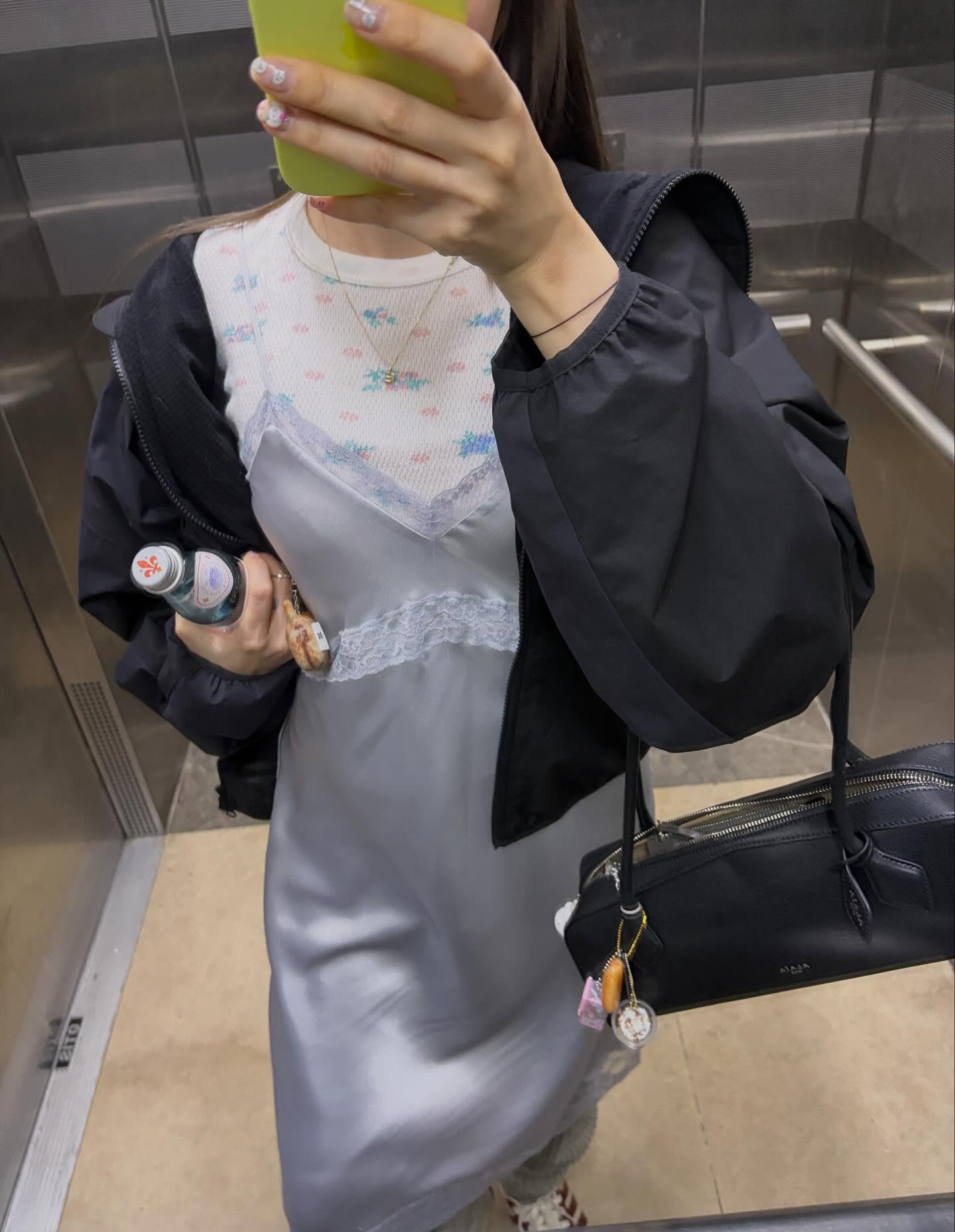 가을 너무 예쁘기도 한데 사실 알러지비염인겐에겐 좀 힘든 계절…🤧 그래도 단풍 못봐서 서운한 11월이 가고있고 캐롤쇼페 파르코 팝업.. 한다고 한 과거의 나를 패는 중.. 12월 초에 도쿄에 계신 분 연락주