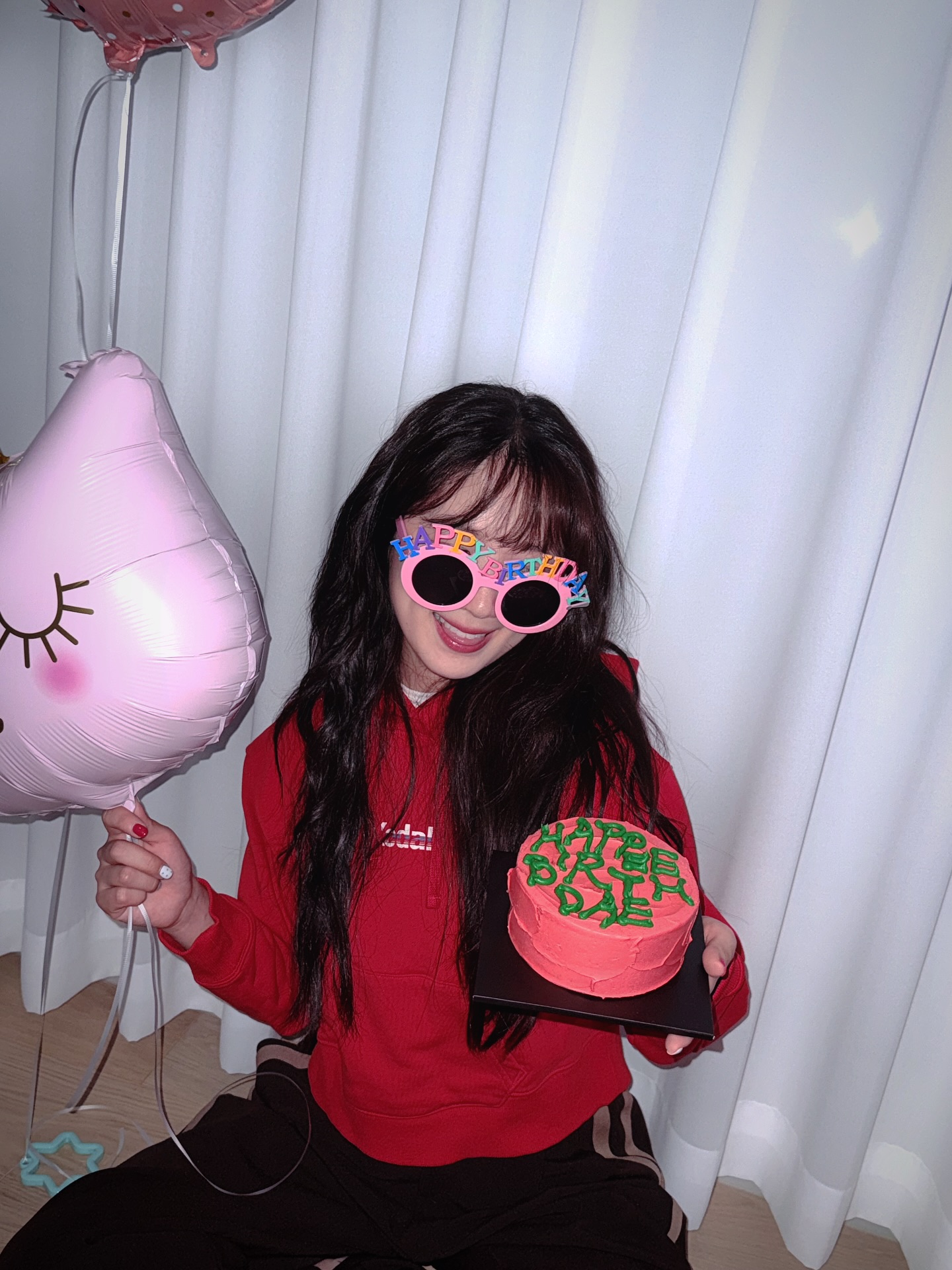 HAPPEE BIRTHDAE🎂🪄
생일 축하해주셨던 모든 분들 정말 많이 감사합니다🥰
덕분에 너무 행복한 생일 보냈어요오-❤️