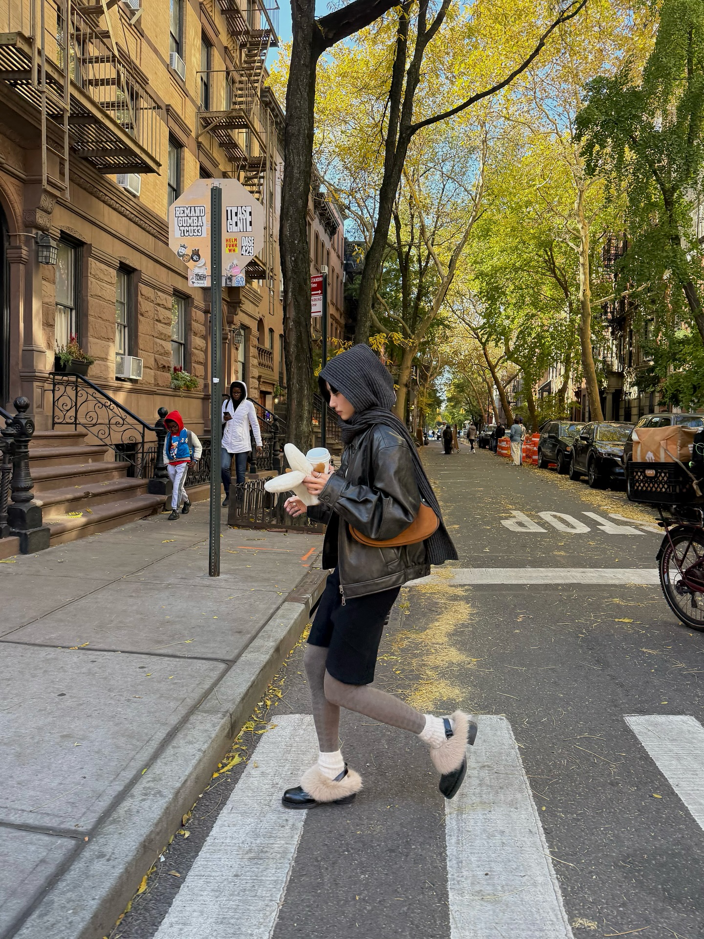 #광고 @suecommabonnie 
A winter walk in Greenwich Village ☁️🪽 그리니치빌리지에 갔던 날, 춥지만 날씨가 너무 좋아서 만보를 걸어버렸어요..☀️ 이날 룩의 포인트는 슈콤마보니의 퍼리지 슬링백 슈즈였는데 덕분에 따뜻한 산책이 되었어요. 
부드러운 베이지 퍼와 블랙 레더 스퀘어 토가 어우러져 겨울내 포인트로 잘 신을 데일리 아이템이랍니다!

그리고 함께 매치한 시어링 글러브는 투웨이로 착용할 수 있어 실용적이면서도 귀여운데 따뜻하기까지…🧤

이 사랑스러운 윈터 아이템들은 지금 코오롱 공식몰 ‘VOLUME UP LINE’에서 최대 7만원 할인 혜택과 양말 사은품까지 만나볼 수 있답니다! 🤍

#슈콤마보니 #SUECOMMABONNIE #furslingback #shearlinggloves #25fw