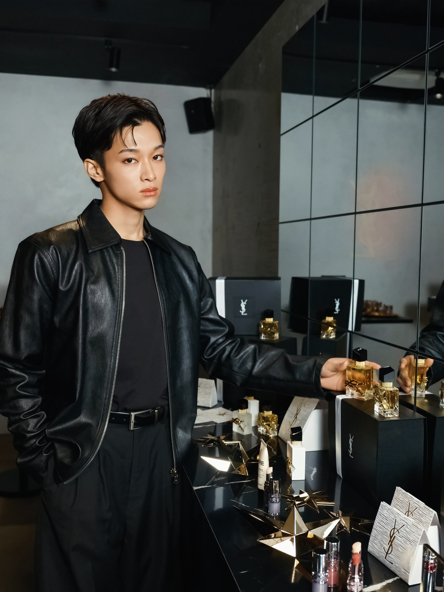 ・

- YSL BEAUTY -
"LIBRE EAU DE PARFUM"

YSLを代表するフレグランス〈リブレ オーデパルファム〉。
ラベンダーとオレンジブロッサムが合わさった、大人っぽく上品な香りです。
纏うだけで、心にそっと自信をくれる一本。

きらめくゴールドが印象的なホリデー限定デザインのラッピングは、
ギフトにも、自分へのご褒美にもぴったりです

@yslbeauty
#PR #yslbeauty #イヴサンローラン
#フレグランス #YSLノエル #YSLリブレ