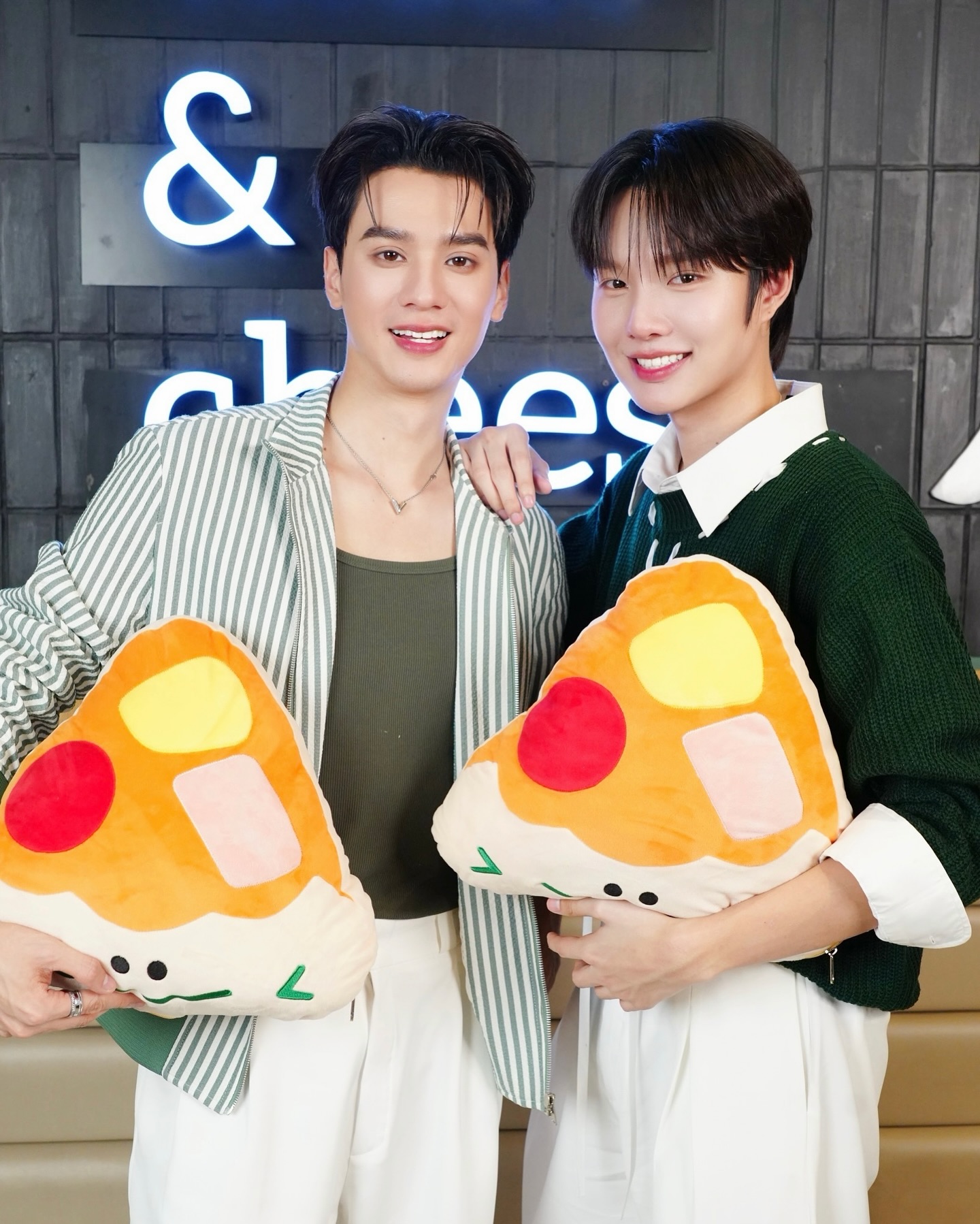 หนาวนี้อุ่นใจแล้ว เพราะมีพี่เก่ง เอ้ย! มีหมอนผ้าห่มน้องพิซซ่าหนานุ่มต่างหาก🥰🍕 ฝากหม่ามี๊หม่าม้ารับน้องไปดูแลด้วยนะค้าบบบ🤗 กอดก็นุ่ม ห่มก็อุ่น สบายที่สุด! ผมกับพี่เก่งพร้อมเปิดตะกร้าให้ได้กดน้องหนานุ่มกันแย้ว พร้อมให้ลุ้นรูปโพลารอยด์พร้อมลายเซ็นพวกเรากันด้วย มีแค่ 30 Lucky Boxes เท่านั้นน้าที่จะได้ไป! รีบเลยนะค้าบจะได้มีเหมือนพวกเรา ช้าหมดอดแล้วเส้าเลยน้าค้าบบ😜
💚🛒สั่งได้ที่ TikTokShop @Thepizzacompany1112lover จิ้มในตะกร้าได้เลยเน้อออ🍕😋 

#หมอนผ้าห่มน้องพิซซ่าหนานุ่ม #เดอะพิซซ่าคอมปะนี1112 #ThePizzaCompany1112​