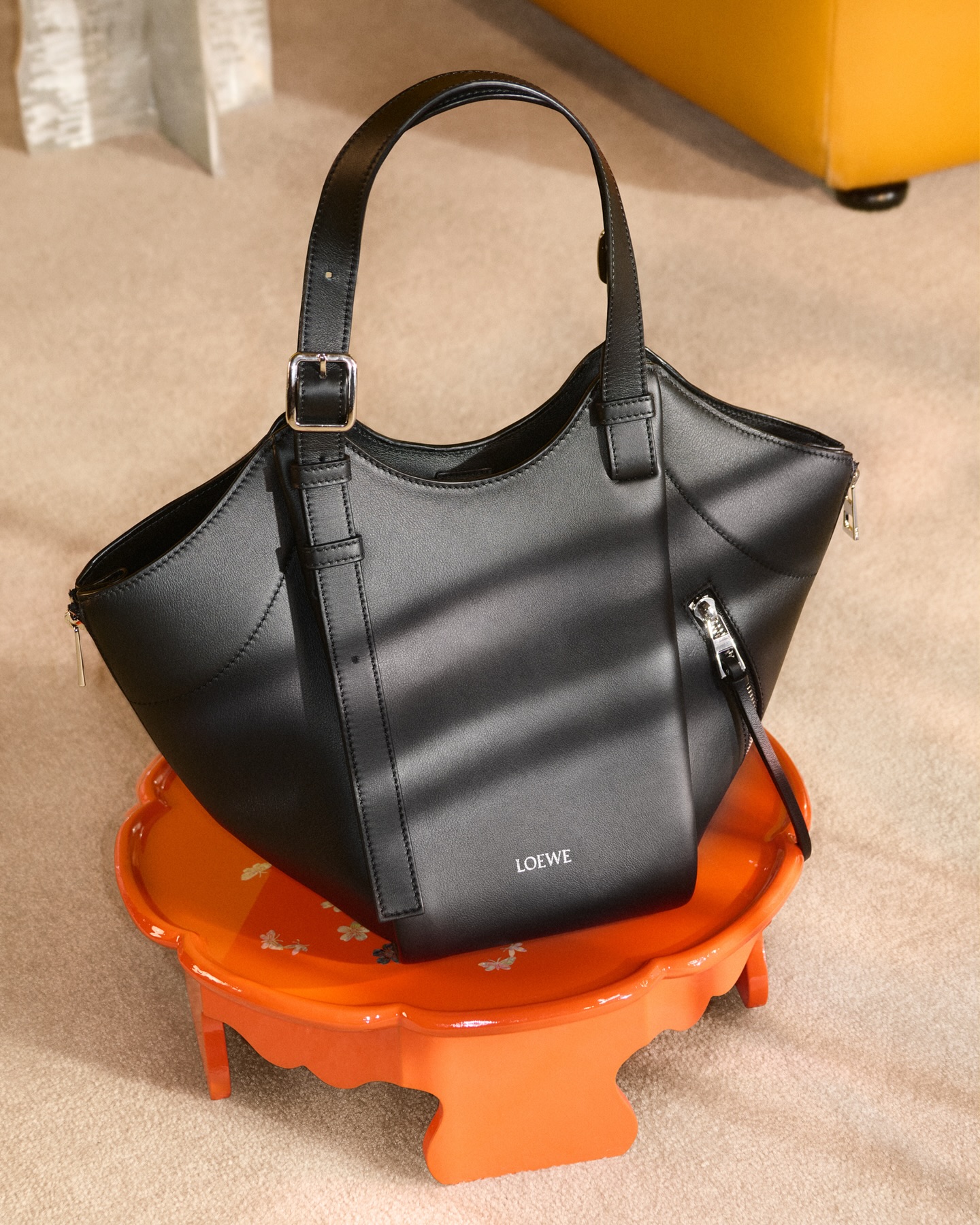 GISELLE stars in a new campaign featuring the Spring Summer 2026 precollection.

The LOEWE Brand Ambassador carries the LOEWE Hammock Flip. Also featuring the Flamenco Panta bag and the Panta boots, which translate denim details into leathercraft.

loewe.com

•

로에베 2026 봄-여름 프리컬렉션을 착용한 지젤과 서울에서 함께한 순간.
로에베 브랜드 앰버서더 지젤은 로에베 2026 봄-여름 프리컬렉션 캠페인에 새로운 해먹 플립 백을 들고 등장합니다. 또한 데님 디테일을 레더 크래프트로 재해석한 플라멩코 클러치 판타 백과 판타 부츠도 함께 선보입니다.

•

ジゼルがロエベ 2026春夏プレコレクションを写した新キャンペーンに登場。

ロエベ ブランドアンバサダーのジゼルが、ロエベの新作ハンモックバッグ「フリップ」を携えます。あわせて写されたフラメンコ パンタ バッグとパンタ ブーツは、デニムのディテールをレザークラフトへと昇華しています。