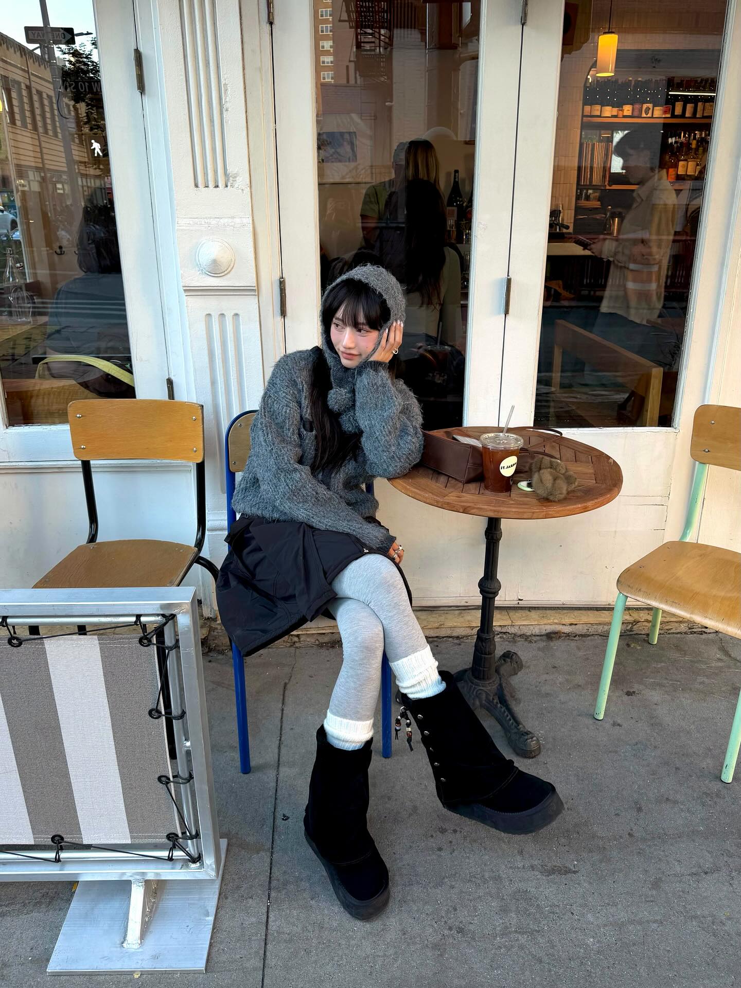 #광고 @rockfish_official 
요즘 부츠 중 가장 손이 자주 가는 아이템, 바로 락피쉬 스터드 맥시 폴디드 부츠에요! 🖤

어퍼가 접히는 디자인 덕분에 자연스럽게 떨어지는 실루엣이 예쁘고 편한데, 탈부착 가능한 비즈 장식이 포인트가 되어 스타일에 따라 분위기를 바꿀 수 있다는 게 큰 장점이에요.✨ 소가죽 스웨이드 소재에 퍼 안감, 그리고 안정적인 플랫폼 아웃솔 덕분에 장시간 따뜻하고 편하게 착용할 수 있답니다!

따뜻함과 트렌디한 무드를 동시에 챙길 수 있는 겨울 부츠를 찾는다면 락피쉬를 추천합니다!👢

#rockfishweatherwear #락피쉬웨더웨어 #스터드맥시폴디드부츠