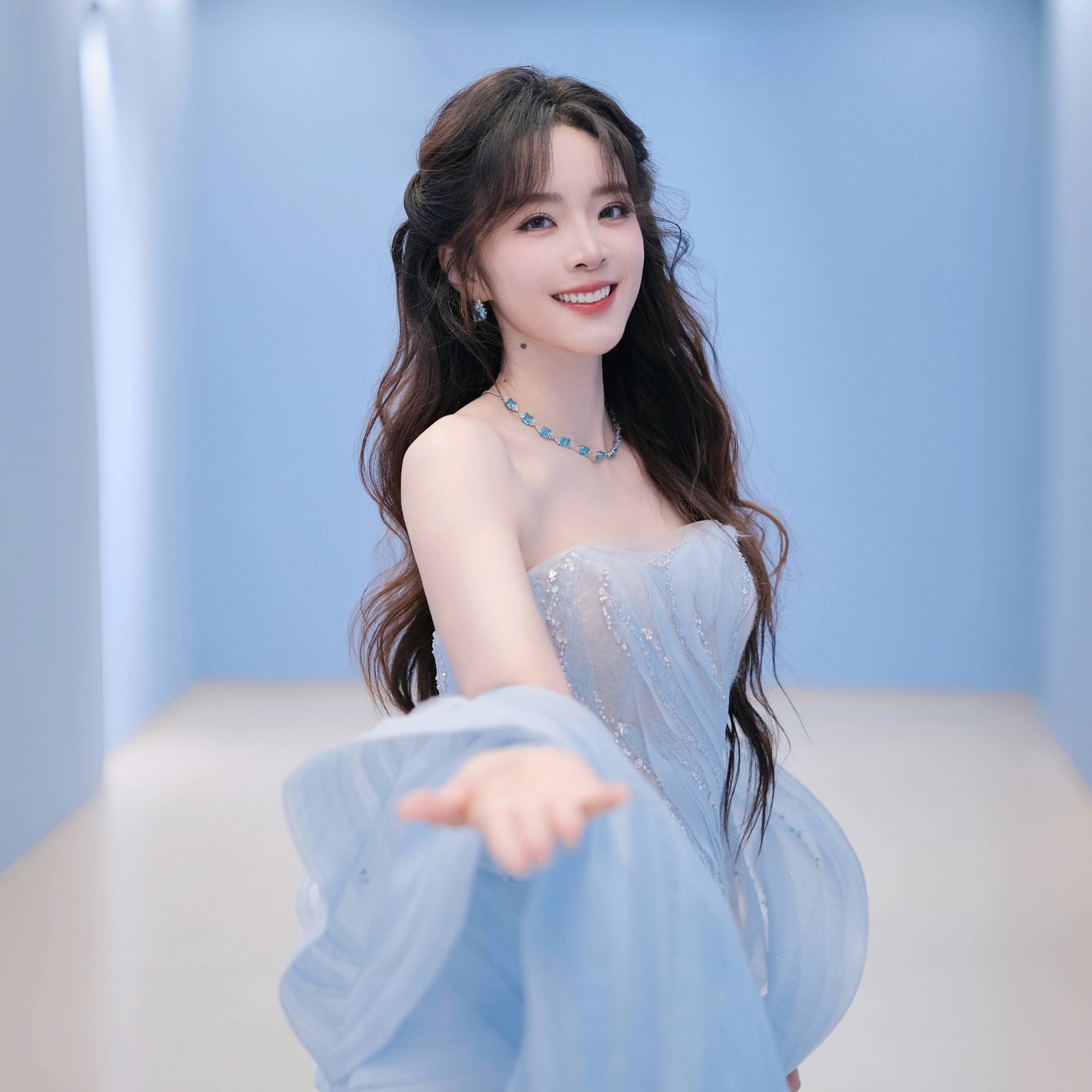 It’s that time of year again—another Weibo Glam Night! The red carpet hosting and award acceptance were absolutely on point~

Got to catch up with old friends and make some new ones too—everyone’s worked so hard this year!!

The Water Cube and my ”Heart of the Ocean“ gown today were surprisingly a perfect match🤍