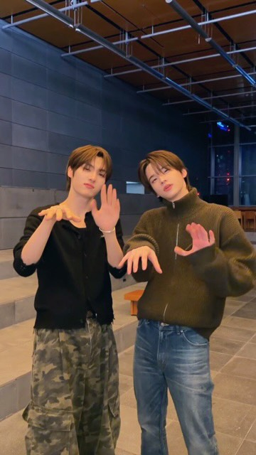 On my way

#SHINYU #YOUNGJAE
#TWS #투어스 #247WithUs