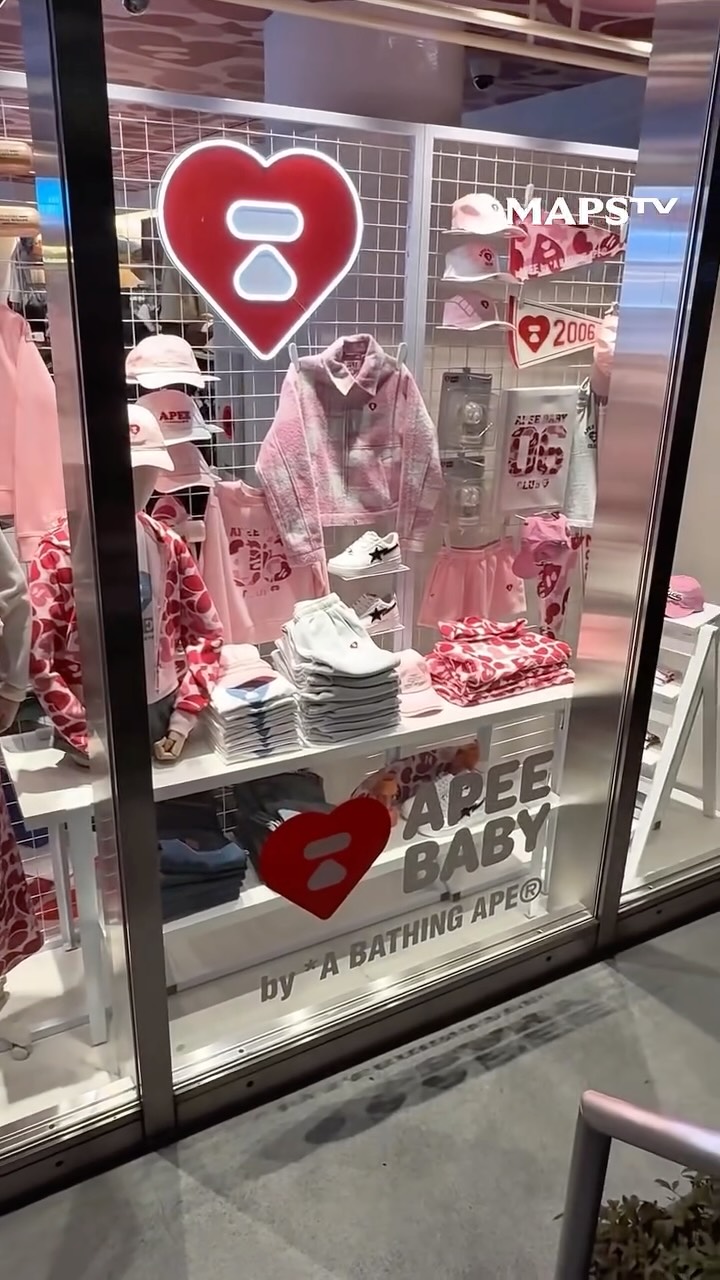#MAPS出動🇯🇵

APEE by A BATHING APE®︎ STORE OPEN✨

APEEは「A Bathing Ape®️」から誕生したウィメンズライン💖

ストリートの感性とエレガンスを融合させた若々しいスタイルを提案し、
次世代の個性と創造性、自信を育むブランド。

オープニングイベントでは、
@haruka_koyama___
@girls2_kira_official
@girls2_yoka_official
@girls2_misaki_official
にインタビュー🎙️✨

皆さんもぜひ足を運んでみてください🎵

特別なお知らせ（今後1か月間、一定金額以上購入した方は無料でバッグチャームをDIYできるキャンペーン）」

📍東京都渋谷区神宮前4-21-5
🕐11:00-21:00

@apee_official

#APEE #APEESQUAD
#MAPSJP
#MAPSJAPAN #maps