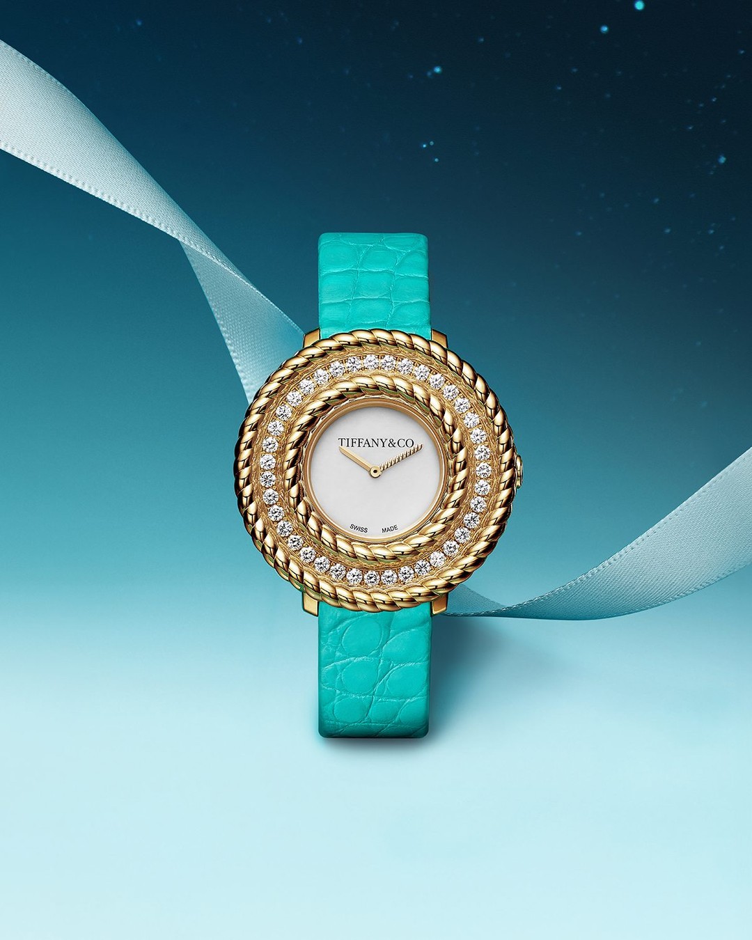 A celebration of warmth and timelessness. The Rope Watch by Tiffany—the House’s first-ever solar-powered jewelry watch—radiates artistry and innovation. Crafted with 18k gold ropes and round brilliant diamonds, it is a luminous reinvention of an archival jewelry motif that dates back to the 1950s. 

#TiffanyAndCo #ATiffanyHoliday #TiffanyWatches