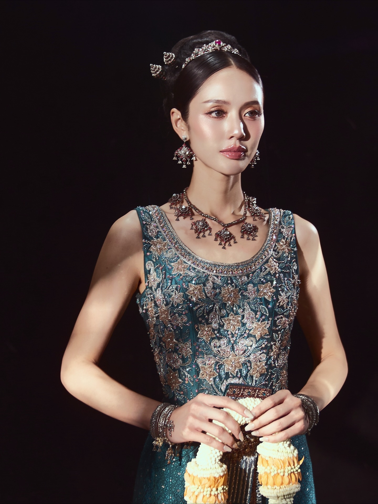 Touch of tradition, heart full of pride ✨

#makeup @tippymakeup
#hair @binn_hairstylist 
#photography @champ_roi_thai 
#Video @ku.kyklops 
#stylish @sugusman 
Assistant stylist @gift_kamoln 
Assistant Makeup @kelly_yeslow 
Thai Derss @finaleweddingstudio @finaleweddingstudio_co.ltd 
Thank you all 🙏🏻