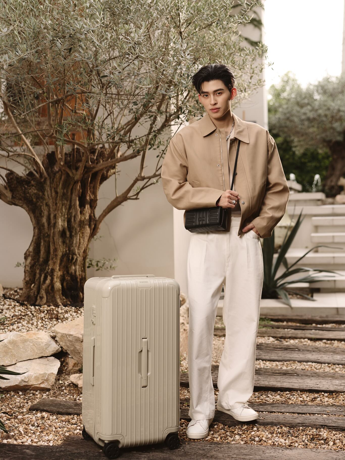 Two new hues shaped by nature—Clay and Terracotta.

@RIMOWA 
#RIMOWA #RIMOWAEssential #RIMOWAColours