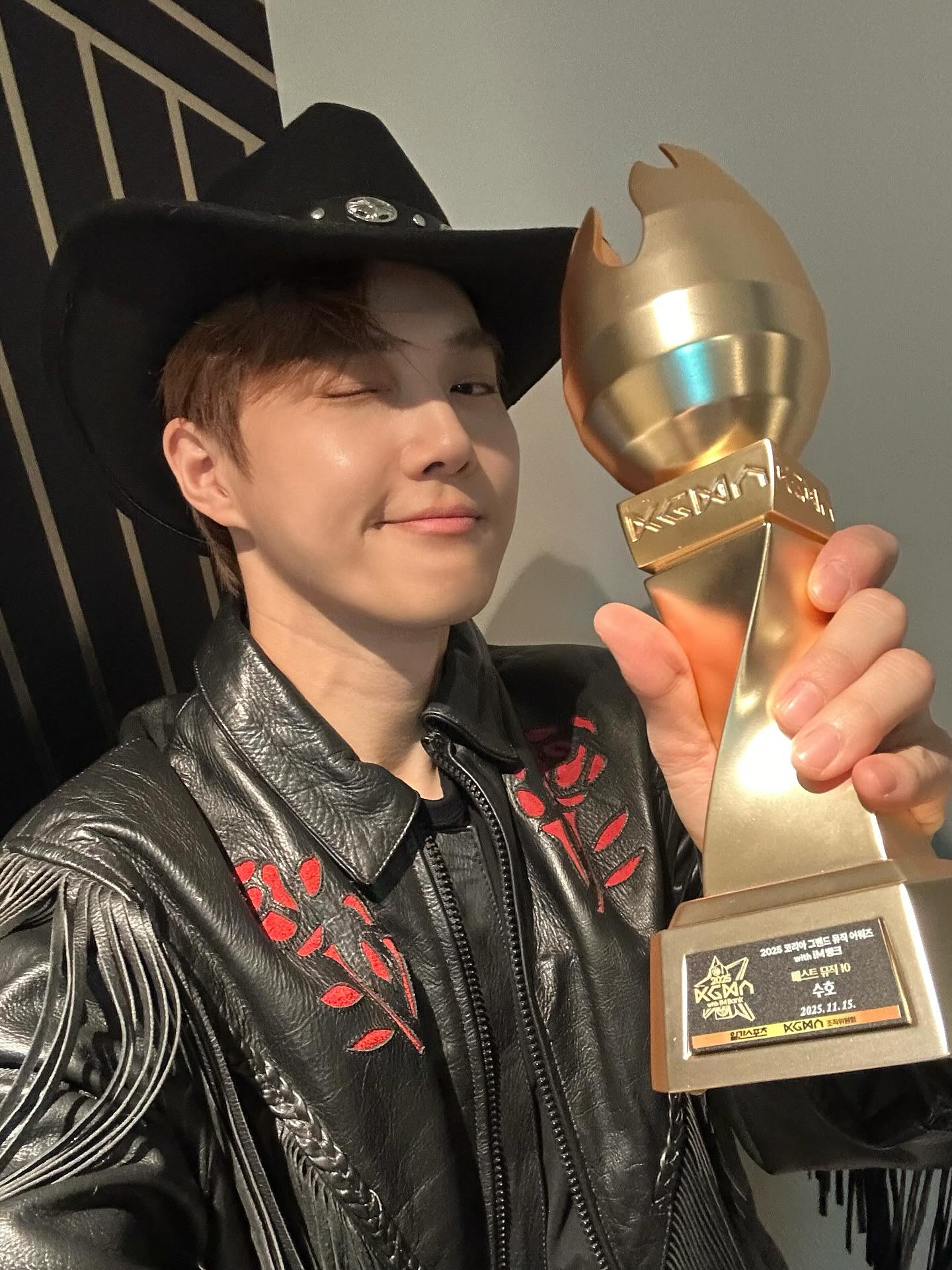 KGMA🏆🏆🏆 EXO-L에게 이 영광을 바칩니다👏🤠 with New guitar
