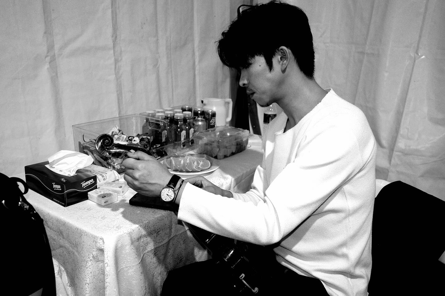 他们从秩序中走来，走向大海。