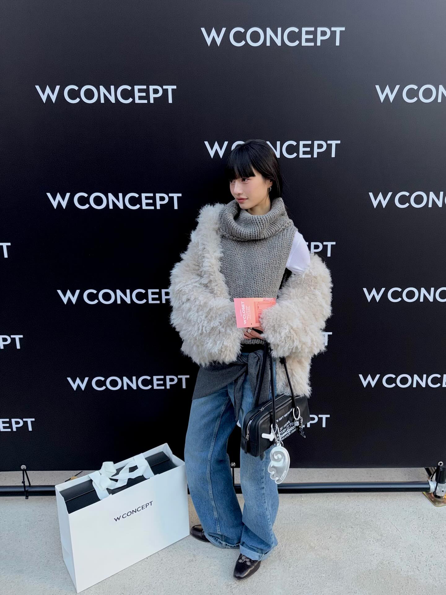 #광고 @wconceptkorea 
Step into W CONCEPT‘s dream closet in Seongsu 👗⭐️ 

오락가락하는 날씨 덕분에 뭘 입어야 할지 고민이 많은 요즘. 저는 오늘 성수동에서 열린 W컨셉의 팝업에서 다양한 팁을 얻어왔어요! 바로 W클로젯 팝업인데요, 걸리쉬룩, 액티브룩, 집순이룩, 출근러룩 그리고 힙스터룩. 이렇게 다섯 가지 페르소나 옷장을 경험할 수 있는 재밌는 팝업이에요! 저는 그중 저의 페르소나에 가까운 집순이룩으로 활용할 수 있는 ‘도씨 잠옷 세트‘와 ’시티브리즈 볼캡‘이 마음에 들었답니다. 🛋️🤍 

W컨셉을 대표하는 브랜드들이 준비된 각각의 옷장에서 미션을 수행하면 키링을 받을 수 있고, 저처럼 다양한 사진을 남길 수 있는 포토존도 있어서 시간 가는 줄 모르고 즐기고 왔어요.

아! 그리고 야외 공간에서는 우리가 사랑하는 겨울 간식은 물론 럭키 박스를 받을 수 있는 재밌는 이벤트들이 다양하게 준비되어 있는데요, 이번 주말, 색다른 데이트 코스를 찾고 있다면 방문해 보세요!

📍장소: 서울 성동구 성수이로 50, SPACE S-50
  기간: 11/20(목) - 11/23(일)

#W컨셉 #W컨셉팝업스토어 #W클로젯