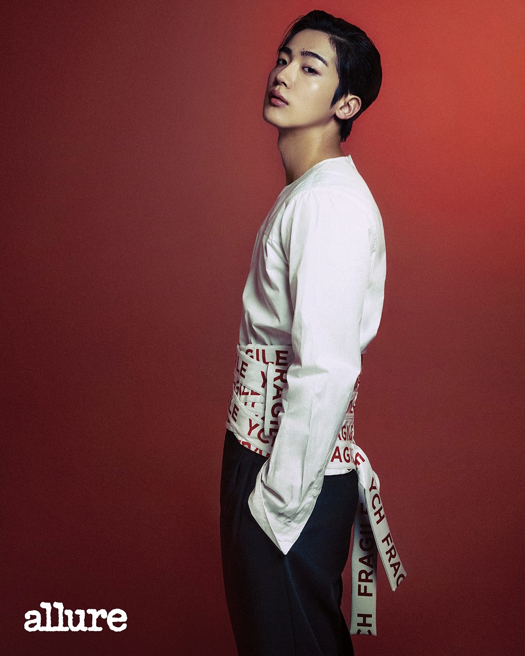 ”이건 혁명이에요, 혁명!“ 위아이의 멤버이자 배우 김요한이 완전히 다른 패러다임의 로맨스 레볼루션에 탑승합니다. 극중 연프 ‘합승연애’의 인플루언서이자 모델학과 학생 강민학의 옷을 입고 말이죠. 웨이브 오리지널 <제4차 사랑혁명>에 지금 속절없이 빠져들 시간!

EDITORㅣ허윤선
PHOTOㅣ장정우
STYLISTㅣ이한욱
HAIRㅣ이혜영
MAKEUPㅣ김지현

#김요한 #제4차사랑혁명 #위아이 #kimyohan #loveexe #wei @y_haa.n