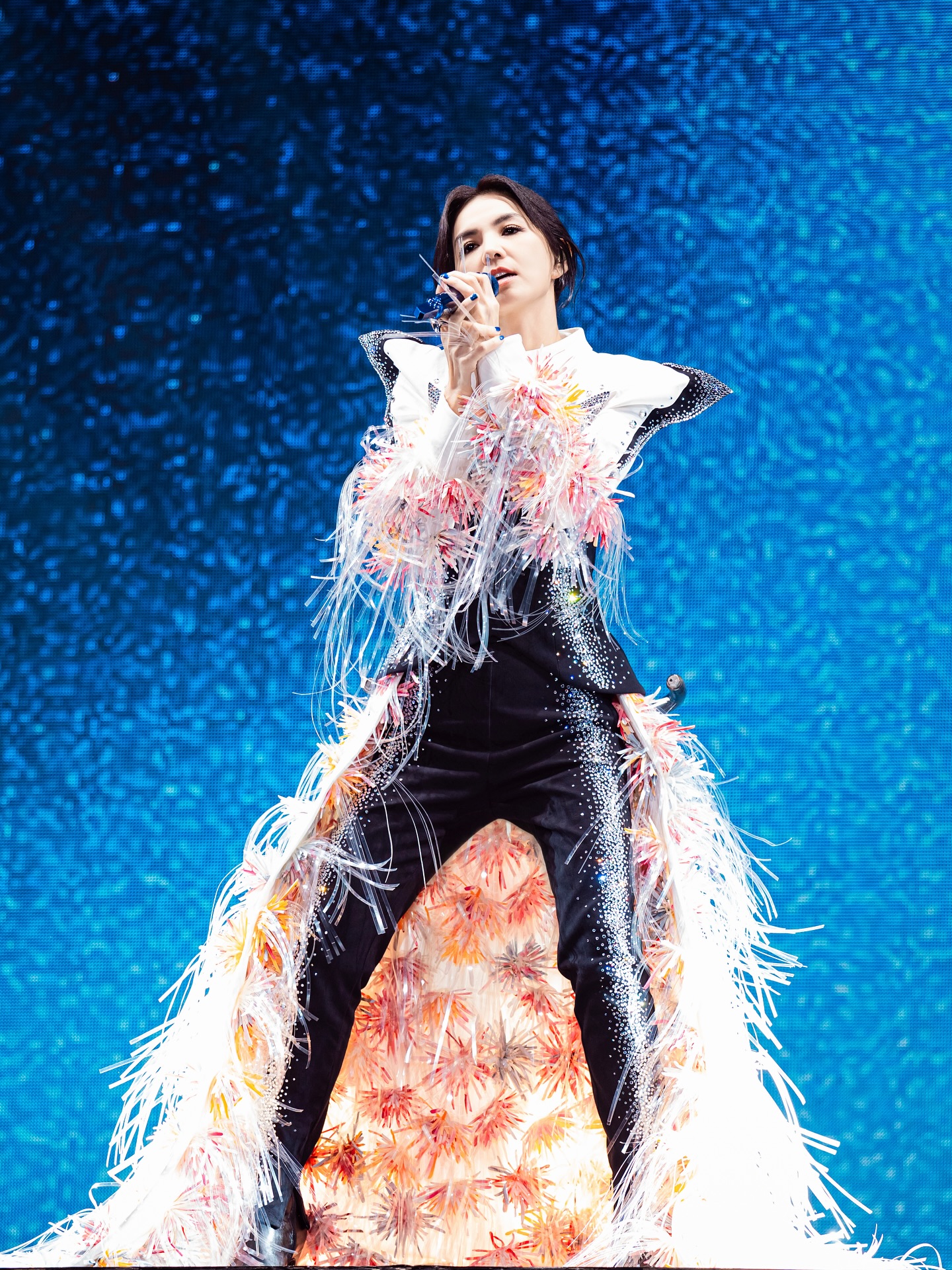 .
Day 1 

長沙的夜
揮舞著小太陽
照得好暖好亮好精彩☀️

我們笑得開心
哭得開心
玩得開心

#itsme #Ella艾拉主意演唱會