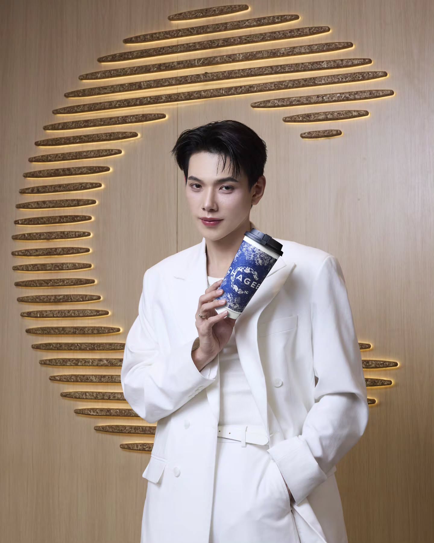 การเดินทางบทใหม่ได้เริ่มขึ้น @chagee.th 🍵 ก้าวเข้าสู่ปีที่ 8 
พร้อมแก้วดีไซน์ใหม่ที่บอกเล่าความเป็นตัวตนของแบรนด์ ที่ซึ่งชา วัฒนธรรม และงานฝีมือมาเจอกันอย่างสวยงาม 

บางครั้งความสุขก็อยู่แค่การได้จิบชาดีๆ เหมือนได้หยุดพักและเชื่อมโยงกับตัวเองอีกครั้งในทุกจิบ 💙

อย่าลืมแวะชมสินค้าที่ระลึกใหม่สุดพิเศษ ได้แล้ววันนี้ที่ CHAGEE ทุกสาขาทั่วประเทศครับ

#CHAGEETH #CHAGEETOGETHER #CHAGEETurns8