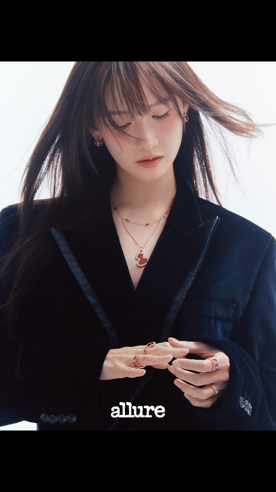 #제작지원 #Allure_Cover
그녀의 목에서, 손끝에서 빛나는 키린. 임윤아와 키린이 함께 전하는 아름답고 찬란한 홀리데이의 메시지. 🎈

▫️앞으로 공개될 임윤아 with 키린의 다양한 콘텐츠도 기대해주세요!

YOONA LIM fronts three covers and a gatefold for <Allure Korea>’s December issue. Discover them now via the profile link.

EDITOR l 김지은, 황선미
FEATURE EDITOR | 허윤선
DESIGNER | 나유진
PHOTOGRAPHER | 김신애 
VIDEO | 황상준 
STYLIST l 이보람
HAIR l 조미연
MAKEUP l 정수연
SET | 장양미
ASSISTANT l 고은

#키린 #Qeelin #QeelinJewellery @qeelinjewellery #임윤아 #윤아 #LIMYOONA #YOONA @yoona__lim