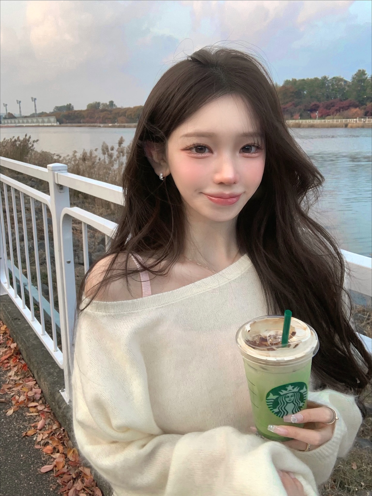 좋아하는 사람이 찍어주면,,,더 예쁘게 나온다며?🐰🤍