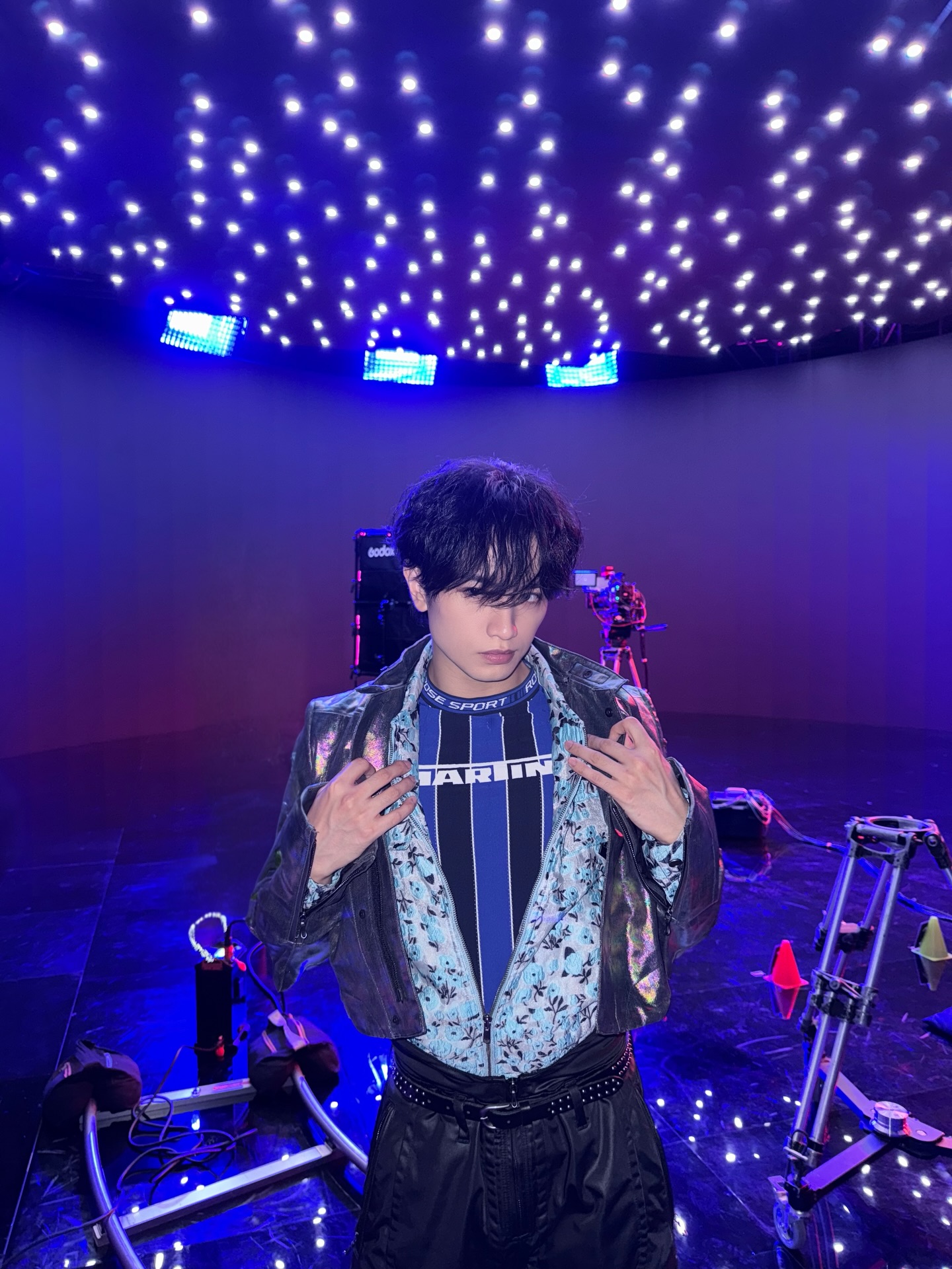 I am エンタメライダー☠️🩷

I collaborated with Mori Calliope on our new track, Gold Unbalance.
Together, we created a music video and a song that feel insanely cool.
Calliope, thank you for opening a brand-new world for me.
Let’s stand on the greatest stage someday as true Golden Buddies.

from Kenty

#MoriCalliope
#中島健人
#ゴールドアンバランス

GEMNの時と同じ構図。
スカジャンと車も添えて