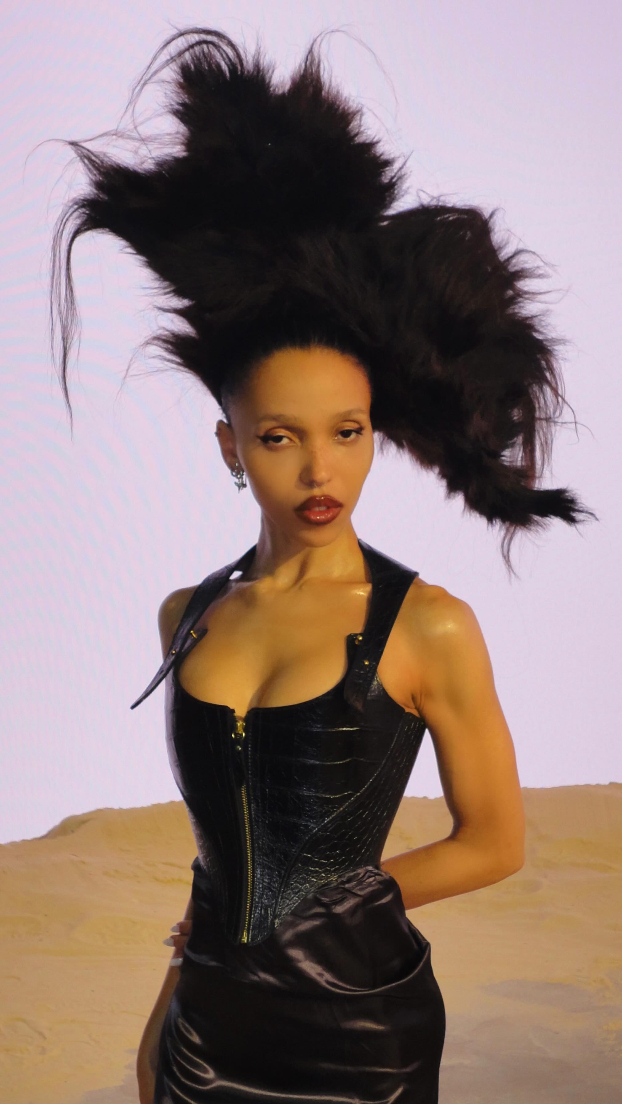 HARD words can’t explain how making this video healed my younger dancer, the little me embracing her facility and learning what amazing things MY body can do. the rehearsals for this were filled with so much love and i am still beaming from this experience, thank you so much to all of the dancers in this for sharing your talent i feel so grateful to have moved with and learnt from you all. @jamesvuanh my sister, thank you and love you forever.

Lyrics and Topline FKA twigs
Produced - Mechatok @mechatok
Additional production - Manni Dee @mannideeuk
Mix - Dayzel The Machine @the_real_dayzel