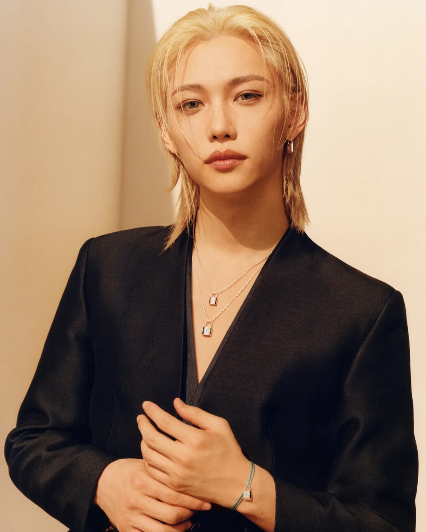 Hi everyone :) I wanna say please join me in celebrating World Children's Day with Louis Vuitton’s Silver Lockit Collection! It's an ongoing project in partnership with @unicef that I helped design and Signed with the word DREAM and a hand-drawn heart, these pieces hold deep meaning to me. I hope we can promise to make a better world together! 
#MakeaPromise #UNICEF #LouisVuitton #straykids #felix #stay @louisvuitton 💙🩵🤍