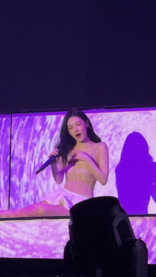 ningning's angelic voice 🪽😔🩷

251116 SYNK AEXIS IN BANGKOK DAY2.
©️againnn via X

#aespa #에스파 #NINGNING #닝닝