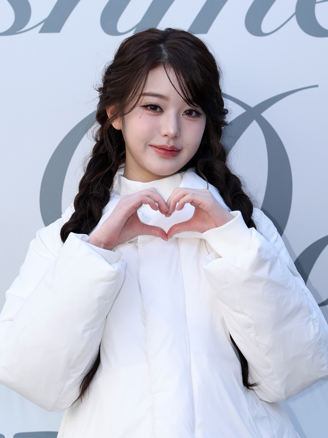 Lucky Vicky的冬季依舊甜美！ @ivestarship 成員 @for_everyoung10 久未公開露面，今日以雙麻花辮髮型出席活動，一身雪白造型襯以其精神飽滿的笑容，時隔一段日子更見甜美可愛！

📸 Getty Images by Han Myung-Gu 
Follow us @ellemenhk

#ELLEMEN #ELLEMENHK #ELLEMENFASHION ##ELLEMENCELEB #WonYoung #ive #張員瑛 #員瑛 #원영 #장원영  #JangWonYoung #IVE #ivestarship #아이브 #foreveryoung10 #IVE_WonYoung #チャン #wonyoungedit